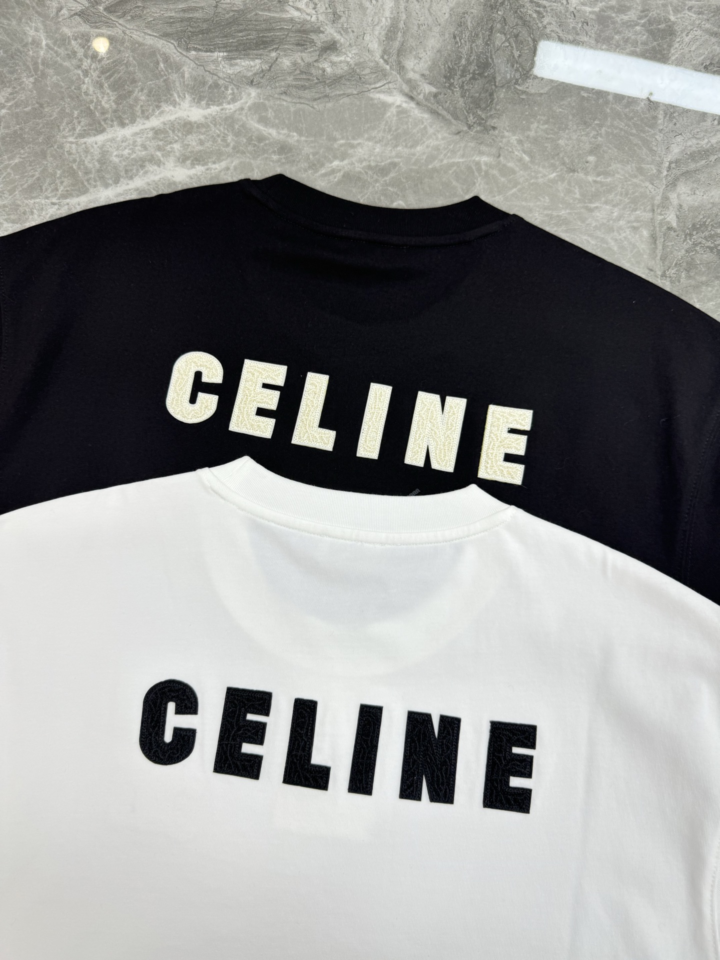 
CELIN*25s新款潮牌T恤.男女同款！基础款净版推荐.胸前品牌标识.后背字母3D绣花设计.高规格品