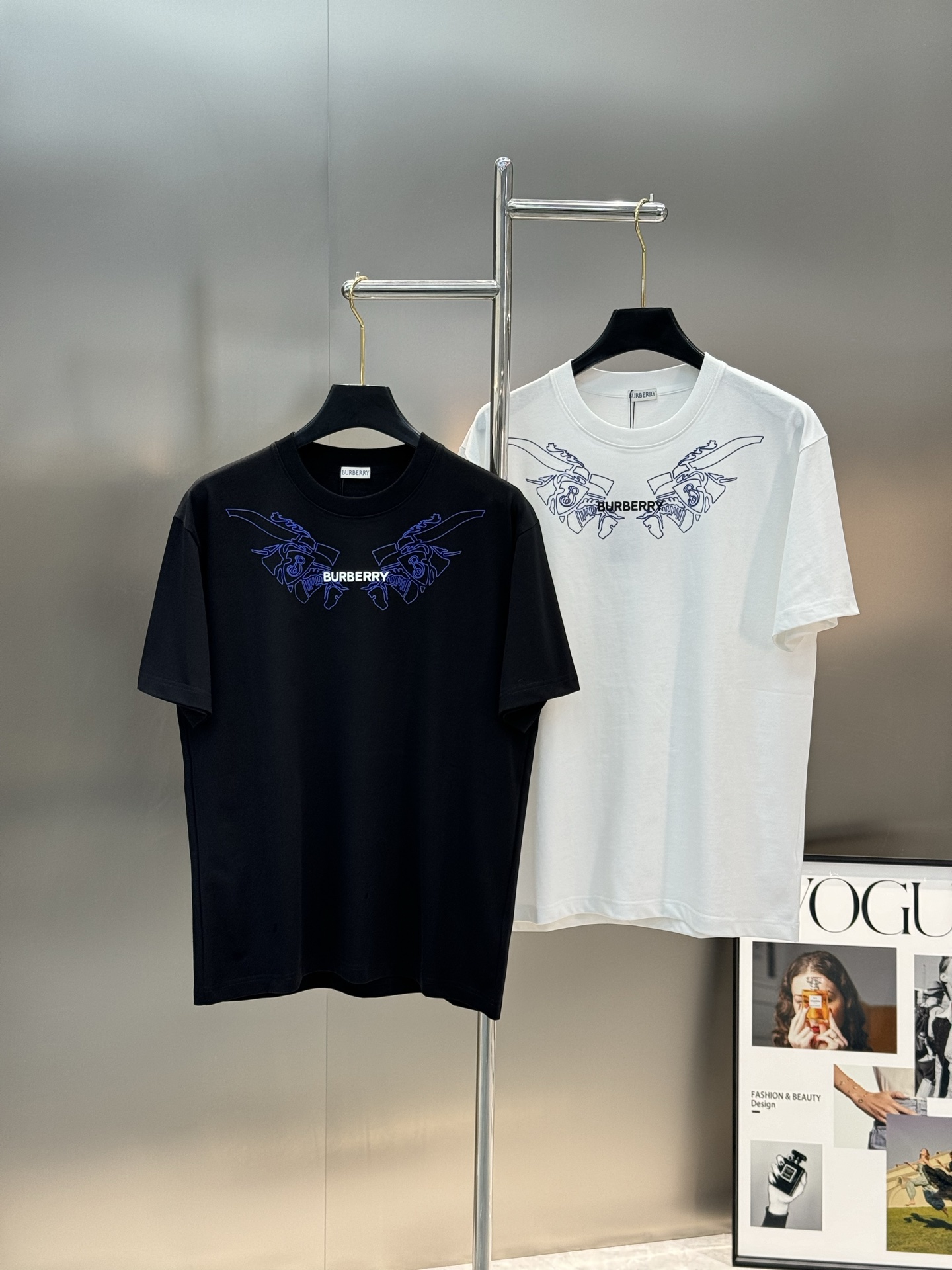 NO:473823,The original single-hot round neck T-shirt has a unique neckline shape!  Exquisite 3D Ace War Horse 3D three-dimensional hot painting technology. The blue colors are clearly layered. Simple and advanced!  A most basic item [Deyi] custom made 40 260g pure cotton fabric. It feels delicate and soft, and is extremely skin-friendly and breathable when worn close to the body!  Very recognizable and luxurious!  The upper body is fashionable and versatile!  The original custom three-standard product is complete, and it is a must-have item for trendy men!  Color black. White. European code Xs-L (175/jin Suggested S), tees, t-shirt, alexander wang19860909BBR*25s原单爆款圆领T恤领口造型独特！精致3D王牌战马3D立体烫画工艺.蓝色色彩层次分明.简单又高级！一款最基础的单品[得意]定制40支260g纯棉面料.手感细腻柔软,贴身穿着极为亲肤透气！非常具有辨识度与奢华档次感！上身时髦百搭！原版定制三标齐全,潮男必备单品！颜色黑色.白色.欧码Xs-L（175/斤建议S）,,tees，t-shirt,alexander wang,Men's clothing