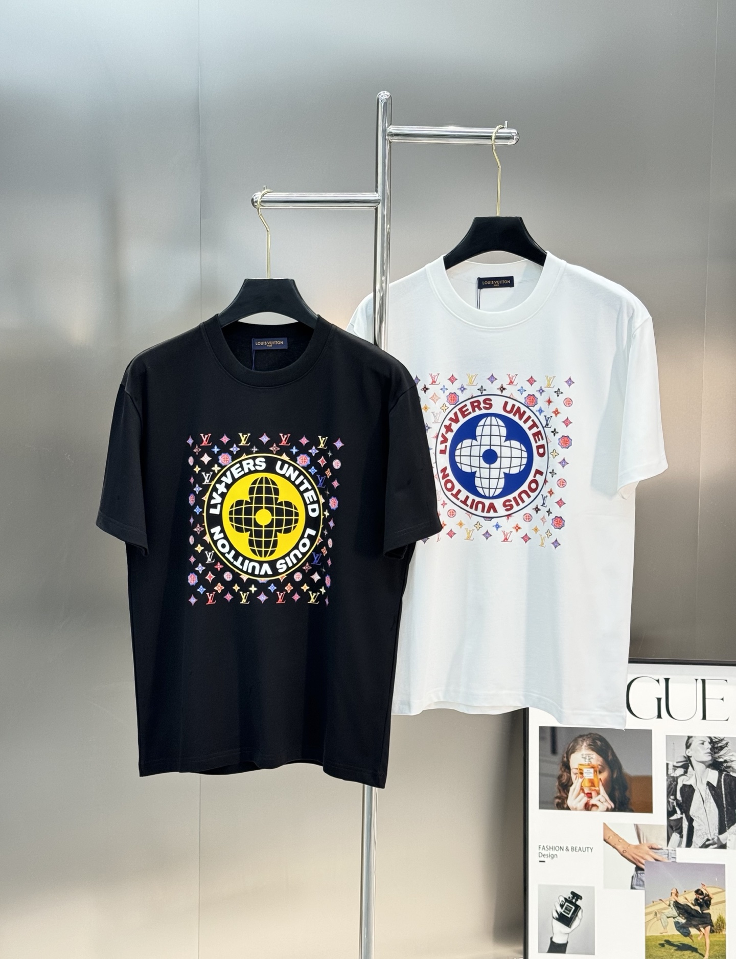 NO:473830,Donkey brand*25ss printed logo pure cotton wide version round neck T-shirt. The same style as men and women. It can be matched with a set!  The new season and new launch series cleverly integrates the logo into the design, shaping a series of sports style items full of retro style. On this versatile T-shirt, a pattern with a hint of nostalgia is presented in the body in a low-key manner. The specific original version is designed to develop double-stranded cotton plain fabric, with wide upper body and comfortable, and the outside and the inside are matched casually!  Color.Black.White.European code XS-L (175/jin Suggested S), louis vuitton,tees,t-shirt,alexander wang19860909驴牌*25ss 印花logo纯棉质阔版圆领T恤.男女同款.可搭配套装！新季新推系列将标识巧妙融入设计,塑就一系列充满复古风情的运动风单品.在这款百搭t恤上,带着一丝怀旧意蕴的图案低调呈现于衣身,优选特定原版开发双股精棉平纹面料,上身挺阔舒适度佳,外穿内搭随意搭配！颜色.黑色.白色.欧码XS-L（175/斤建议S）,,louis vuitton,tees，t-shirt,alexander wang,Men's clothing