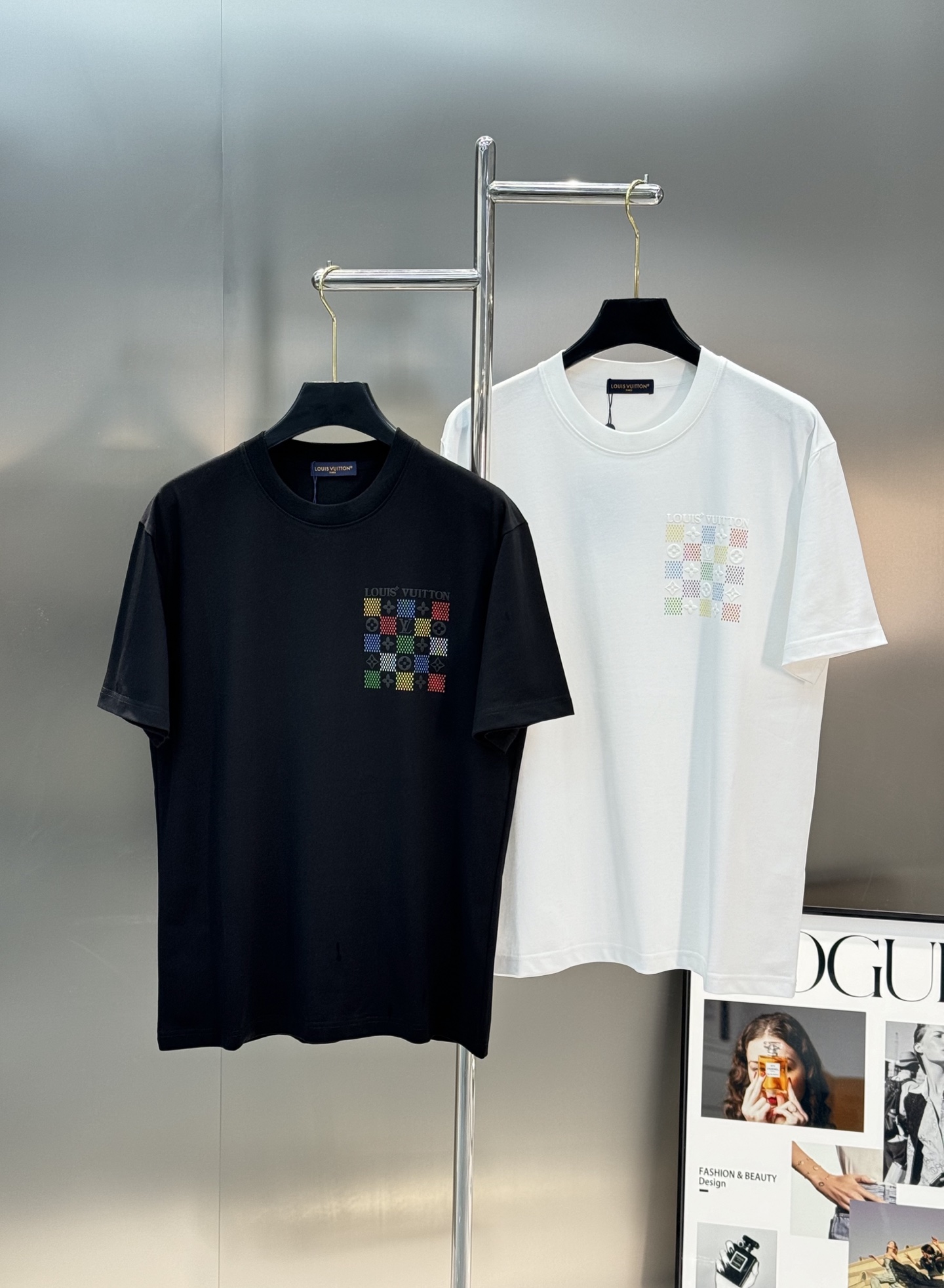 NO:473835,Donkey brand*25s new T-shirt. The same style as men and women!  Age-reducing style slam~ The new century of hot painting layered style is full of sunshine!  !  !  Classic lv three-color chessboard plaid classic design expression. Paired with brand letters fresh color. Customized high-quality 260g pure cotton fabric. Neck thread. Feeling fabric full of texture. Color black. European code Xs-L (175/jin recommended L),,louis vuitton,louis vuitton,tees,t-shirt,alexander wang19860909驴牌*25s新款T恤.男女同款！减龄风格满贯～烫画层次风格的新世纪充满阳色彩！！！经典lv三彩棋盘格经典设计表现. 搭配品牌字母清新色彩.订制优质260g纯棉面料.领口螺纹.手感面料质感满满..颜色黑色.欧码Xs-L（175/斤建议L）,,louis vuitton,louis vuitton,tees，t-shirt,alexander wang,Men's clothing