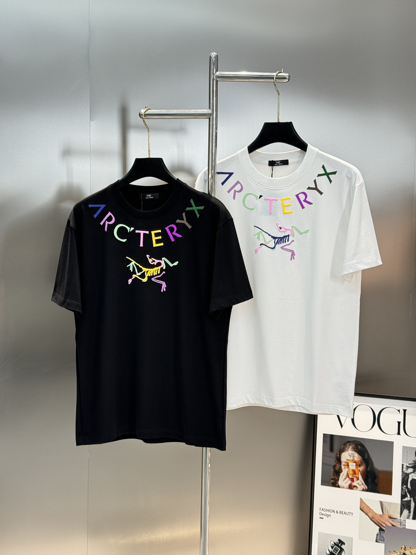 NO:473828,ARC'TERY*'s ancestor - Bird 25s popular products recommended. The same style as men and women!  High-quality and high-version, three-dimensional 3D three-dimensional foaming design on the neckline and chest. The color texture design is particularly fresh, making the entire pattern extremely three-dimensional!  It is made of 280g pure cotton. The fabric is soft and comfortable!  Three standards are ~ color black and white. European code Xs-L (175/jin Suggested S), alexander wang19860909ARC'TERY*始祖-鸟25s爆款推荐.男女同款！高品质高版本,领口胸前Logo立体图形3D立体发泡设计.彩色质感设计尤为新鲜.使得整个的图案极为立体！采用280g纯棉质地.面料柔软舒适！三标齐～颜色黑色.白色.欧码Xs-L（175/斤建议S）,,alexander wang,Men's clothing