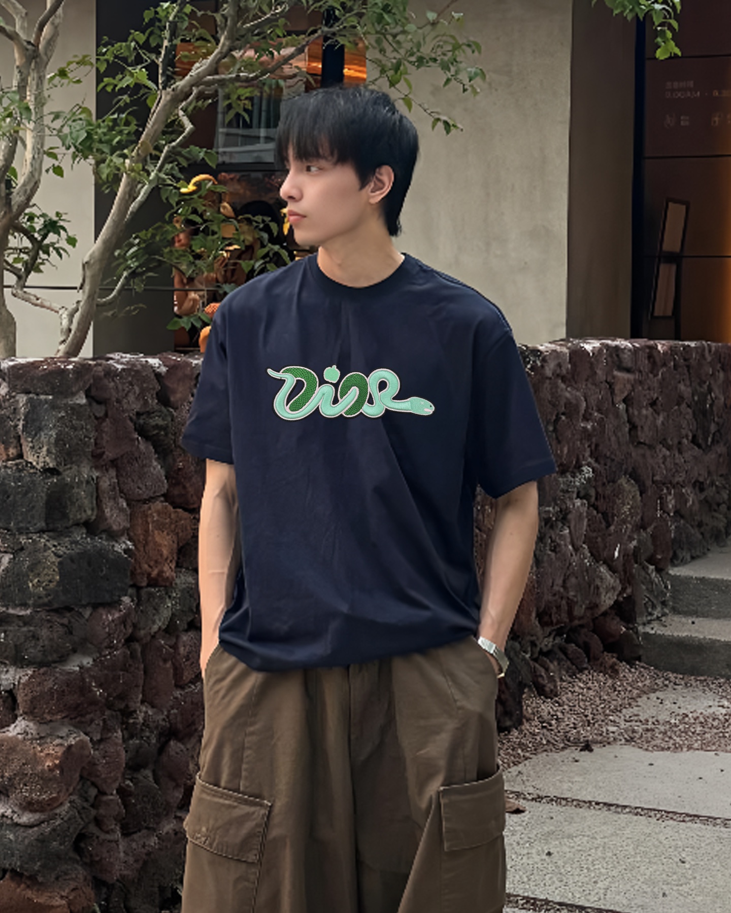 NO:464884,DIO*R Di-Ao 25s new couple round neck T-shirt!  Snake Year limited edition. Elaborate brand letters and graphic embroidery on the chest. Three-dimensional and stylish. Exquisite CD labels on the back. Selected pure cotton texture. 230g cotton is full and elastic. Adhering to the pursuit of details, the pattern is also brand new!  Full, clear and textured. The fabric is close-fitting, comfortable and breathable!  Whether it is single wear or basement, it is a must-have item!  Don't miss it...color black, dark blue, code number S-3XL micro-expanded version!  (/145 jin recommended L),,dior,tees,t-shirt,alexander wang19860909DIO*R迪-奥25s新款情侣圆领T恤！蛇年限定款.胸口精致品牌字母图形绣花.立体有型.后背精致CD标签.甄选纯棉质感.230g棉质饱满富有弹性.秉持着对细节追求 图案也是全新！饱满清晰有质感.面料贴身舒适透气！无论是单穿还是打底都是必备单品！一定别错过……颜色黑色.深蓝.码数S-3XL微扩版型！（/145斤建议L）,,dior,tees，t-shirt,alexander wang,Men's clothing