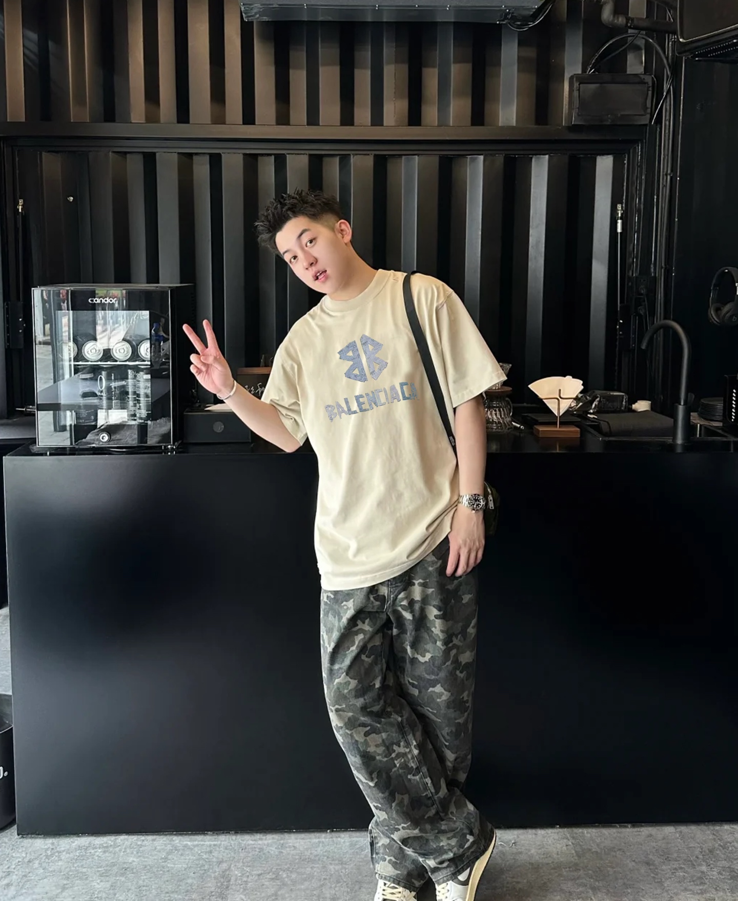 
balenciag*巴黎25s新款圆领T恤.重水洗潮牌T恤！男女同款～不同工艺呈现不一样的视觉感受，立