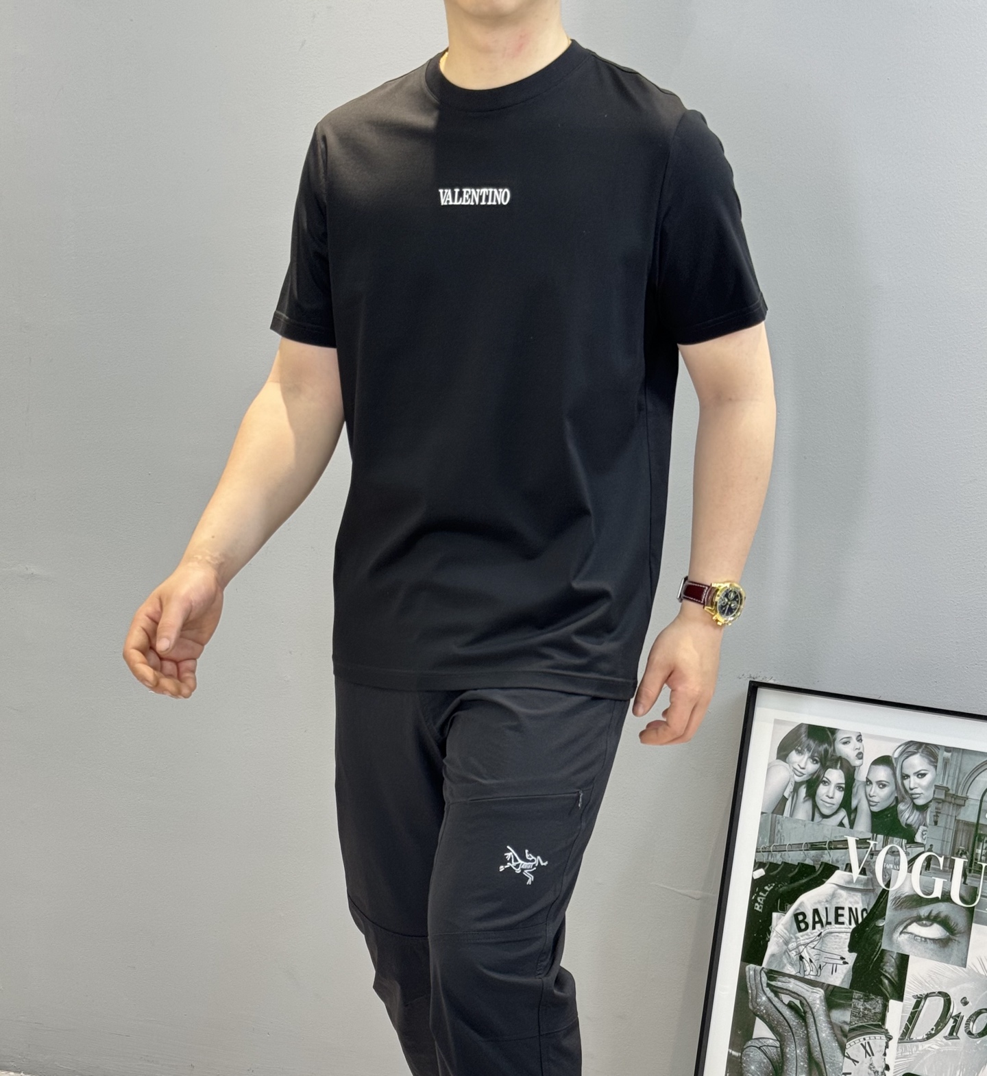 NO:411488,A timeless classic series that looks good and wears well!  !  VALENTI NO Valentino 25S spring and summer men's round neck short sleeves. Basic letter T-shirt. 3D embroidery craftsmanship. Recommended light luxury styles!  Preferred 190g mercerated cotton fabric. It is comfortable, light and drooping!  !  !  Comfortable and not touching the body. Three-dimensional and simple. It greatly improves the overall sense of detail and instantly fills the appearance!  !  !  Color black, white, code number M-3XL (S and 4XL can be customized) slim fit!  175/140 jin suggest L, valentino, valentino, T-shirt, tees, t-shirt, alexander wang19860909好看好穿的永恒经典系列！！VALENTI NO华伦天奴25S春夏男士圆领短袖.基础款字母T恤.3D刺绣工艺.轻奢款推荐！优选190g丝光棉面料.舒适轻薄垂感十足！！！舒爽不沾身.立体简约.大大提升了整体细节感.瞬间将颜值度拉满！！！颜色黑色.白色.码数M-3XL（S和4XL可定做）修身版型！175/140斤建议L,,valentino,valentino,T-shirt,tees，t-shirt,alexander wang,Men's clothing