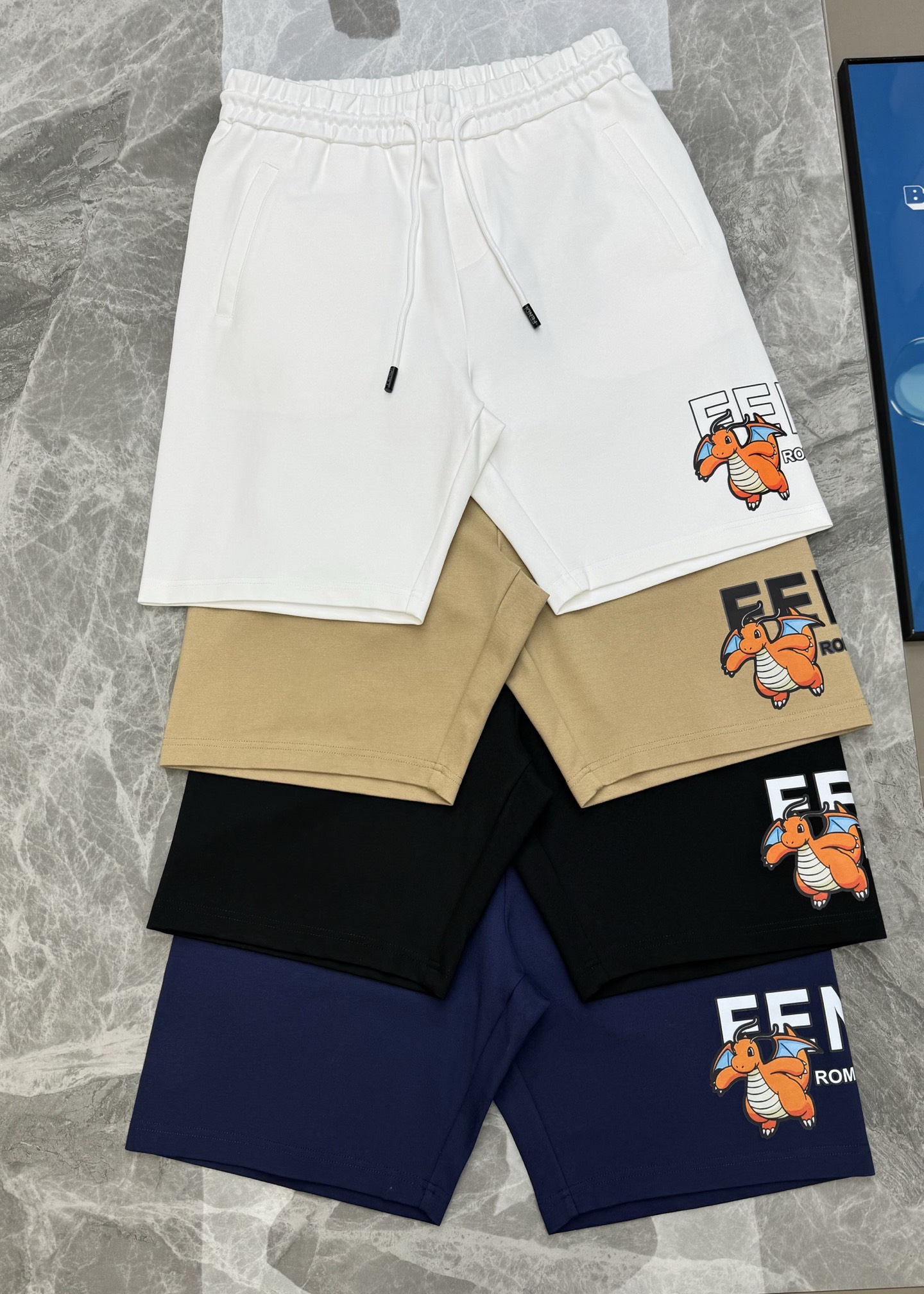 NO:464835,FEND*FenDi 25s spring and summer new shorts!  Available for matching sets!  The new little dinosaur is matched with the brand letter hot painting technology. The back pocket is decorated with LOGO shorts. Customized high-end brocade cotton Roman fabric. Three-dimensional side design, ultra-loose style and daily lazy combination!  Color black, white, gray, hidden blue. Code number M-3XL/29-36 (S and 4XL can be customized)/140 jin recommended L, fendi, shorts, alexander wang19860909FEND*芬-迪25s春夏新款短裤！可搭配套装！新款小恐龙搭配品牌字母烫画工艺.后兜位点缀LOGO短裤.订制高端锦棉罗马面料.立体侧身设计,超宽松版型日常慵懒搭配！颜色黑色.白色.灰色.藏蓝.码数M-3XL/29-36（S和4XL可订做）/140斤建议L,,fendi,shorts,alexander wang,Men's clothing