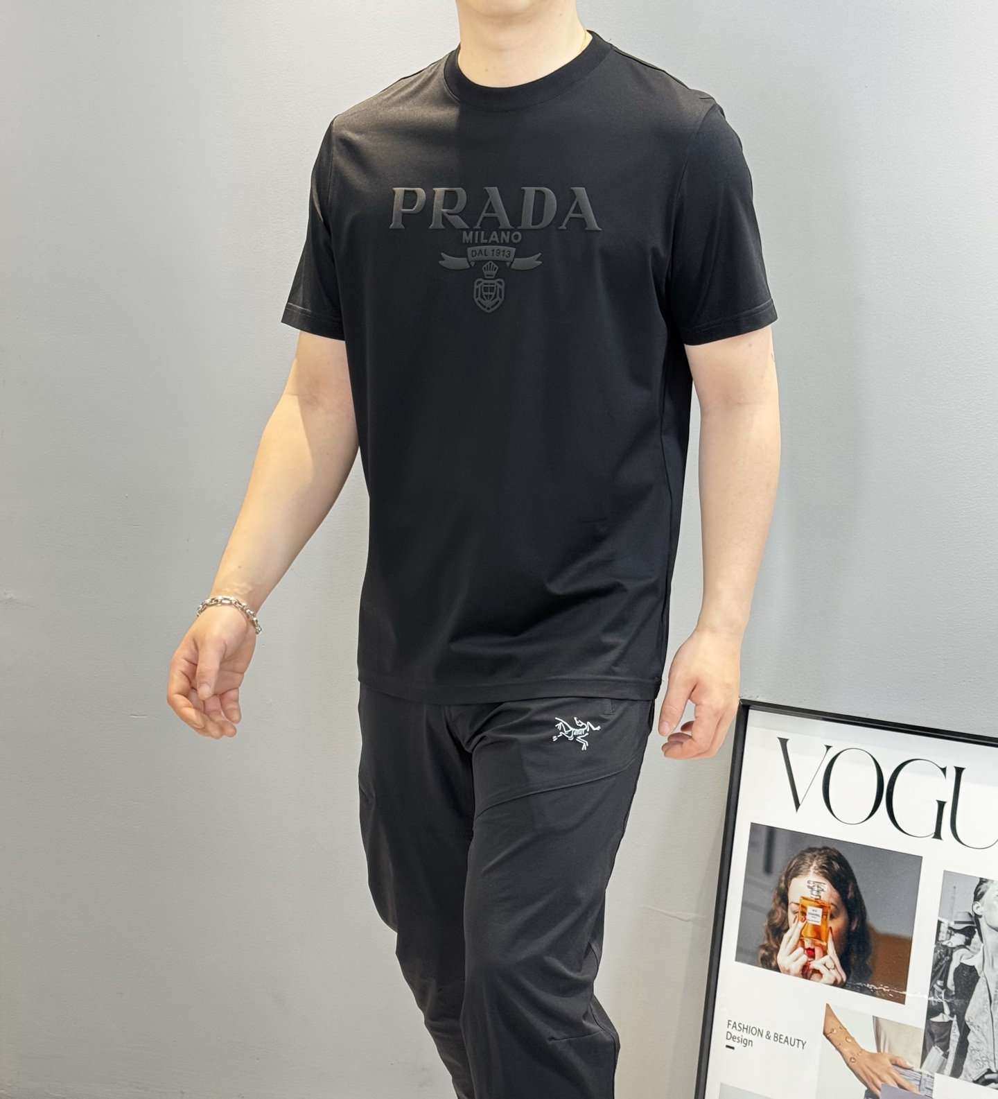 NO:464880,A timeless classic series that looks good and wears well!  !  PRAD*Pra*da 25S spring and summer men's round neck short sleeves. Basic letter T-shirt. Recommended light luxury style!  Preferred 190g mercerated cotton fabric. It is comfortable, light and drooping!  !  !  It is comfortable and does not touch the body. The letter LOGO on the chest adopts foaming process, which is three-dimensional and simple, greatly improving the overall sense of detail and instantly brings the appearance to full extent!  !  !  Color black, white, code number M-3XL (S and 4XL can be customized) slim fit!  /140 jin suggest L, prada, prada, T-shirt,tees, t-shirt,alexander wang19860909好看好穿的永恒经典系列！！PRAD*普拉*达25S春夏男士圆领短袖.基础款字母T恤.轻奢款推荐！优选190g丝光棉面料.舒适轻薄垂感十足！！！舒爽不沾身..胸前字母LOGO采用发泡工艺.立体简约.大大提升了整体细节感.瞬间将颜值度拉满！！！颜色黑色.白色.码数M-3XL（S和4XL可定做）修身版型！/140斤建议L,,prada,prada,T-shirt,tees，t-shirt,alexander wang,Men's clothing