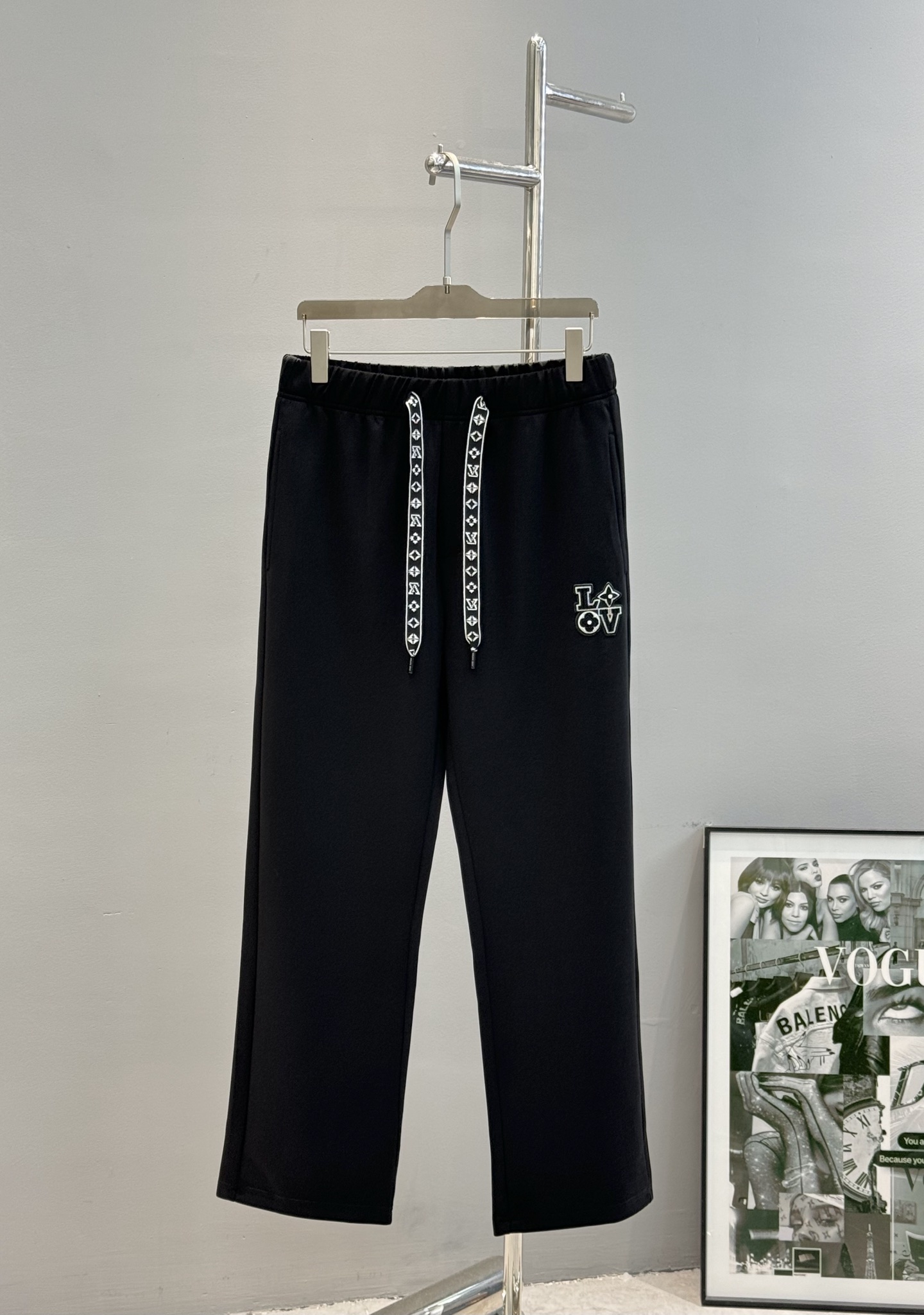 驴牌*25s新款直筒长裤.简单基础又不失奢华的搭配组合.Lv刺绣贴饰点缀. 采用定制铜氨丝空气层混纺面料