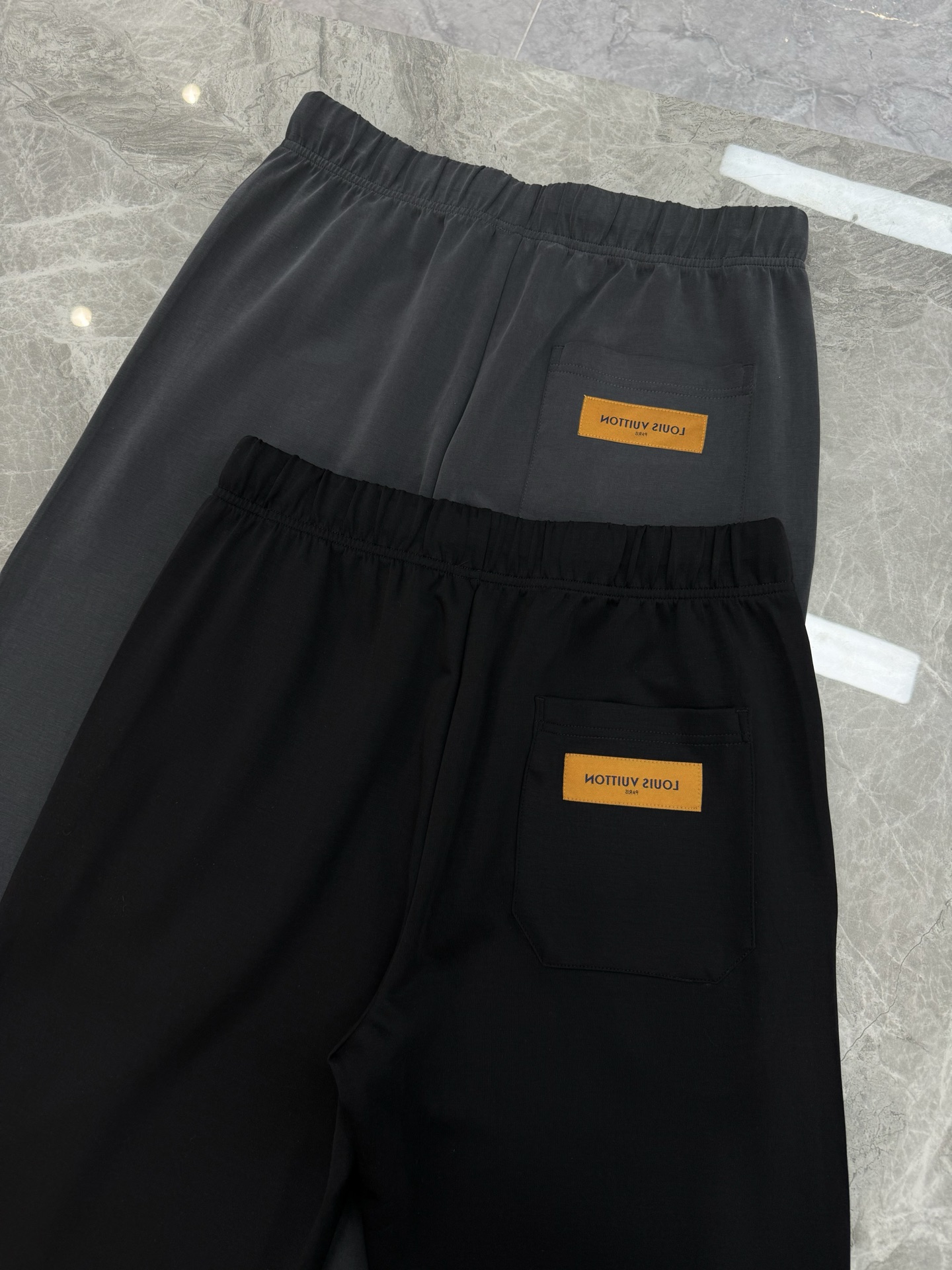 驴牌*25s新款直筒长裤.简单基础又不失奢华的搭配组合.Lv刺绣贴饰点缀. 采用定制铜氨丝空气层混纺面料