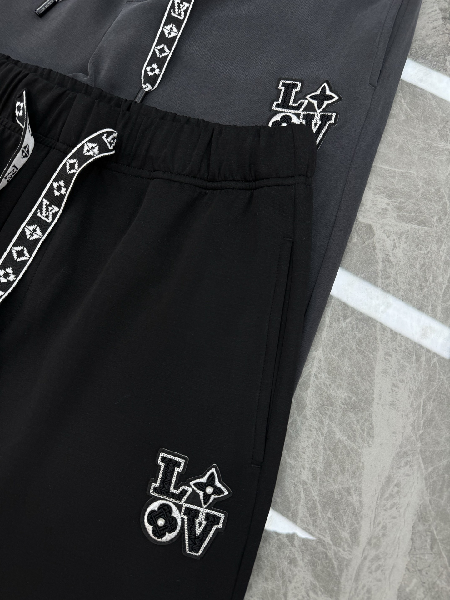 驴牌*25s新款直筒长裤.简单基础又不失奢华的搭配组合.Lv刺绣贴饰点缀. 采用定制铜氨丝空气层混纺面料