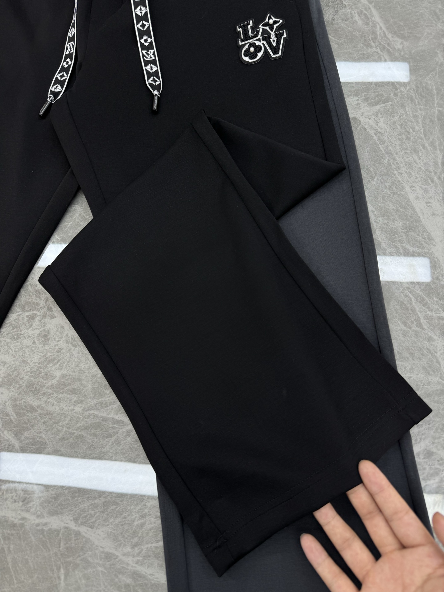 驴牌*25s新款直筒长裤.简单基础又不失奢华的搭配组合.Lv刺绣贴饰点缀. 采用定制铜氨丝空气层混纺面料