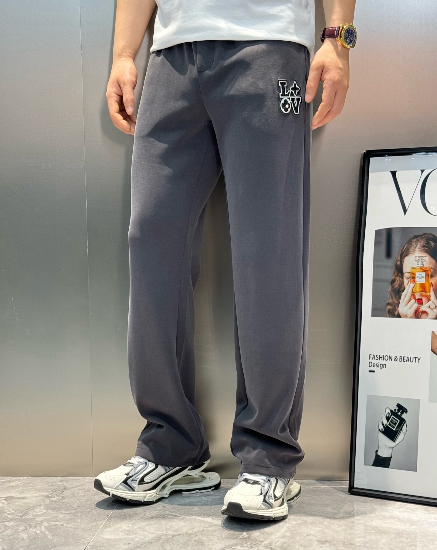 驴牌*25s新款直筒长裤.简单基础又不失奢华的搭配组合.Lv刺绣贴饰点缀. 采用定制铜氨丝空气层混纺面料