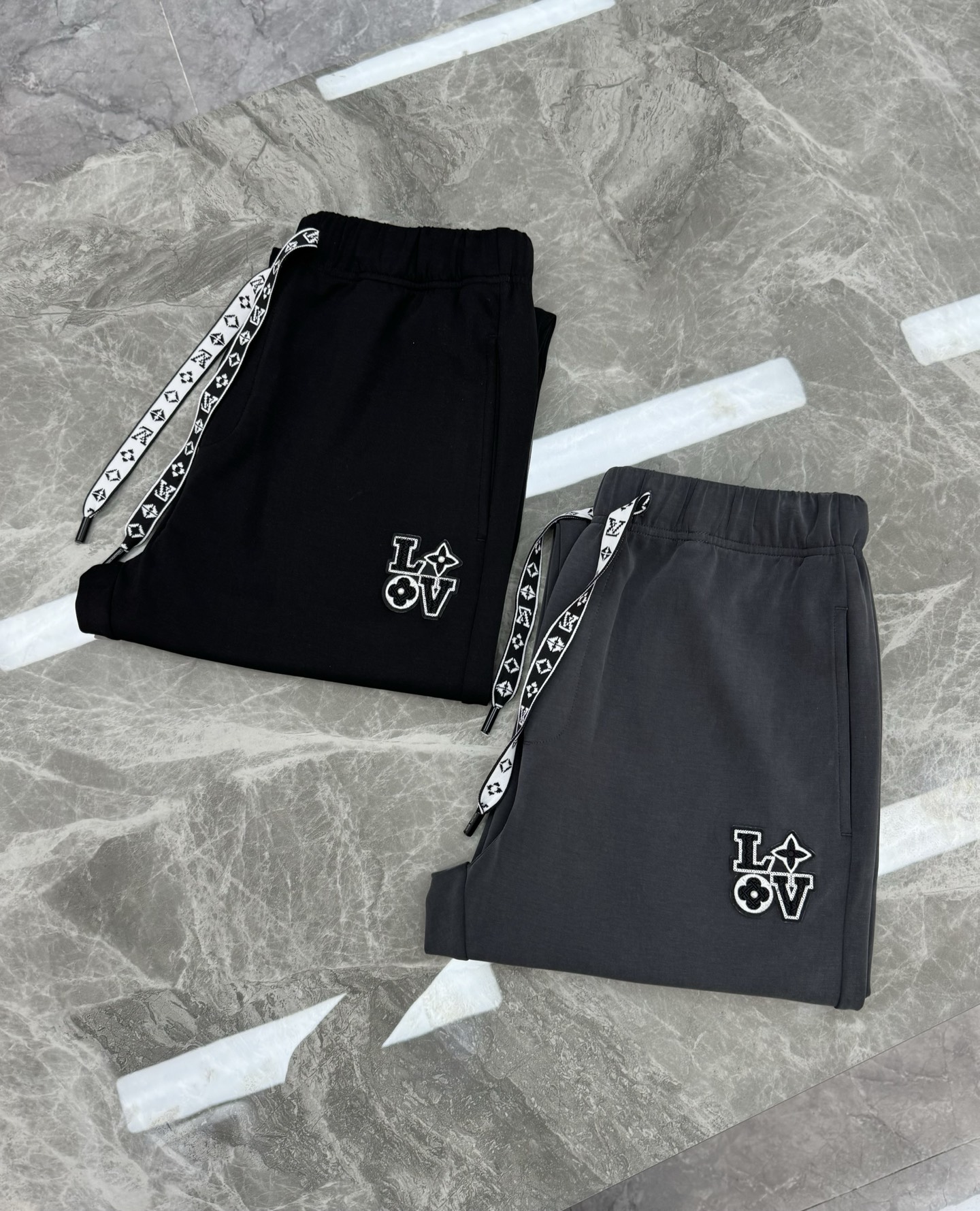 驴牌*25s新款直筒长裤.简单基础又不失奢华的搭配组合.Lv刺绣贴饰点缀. 采用定制铜氨丝空气层混纺面料