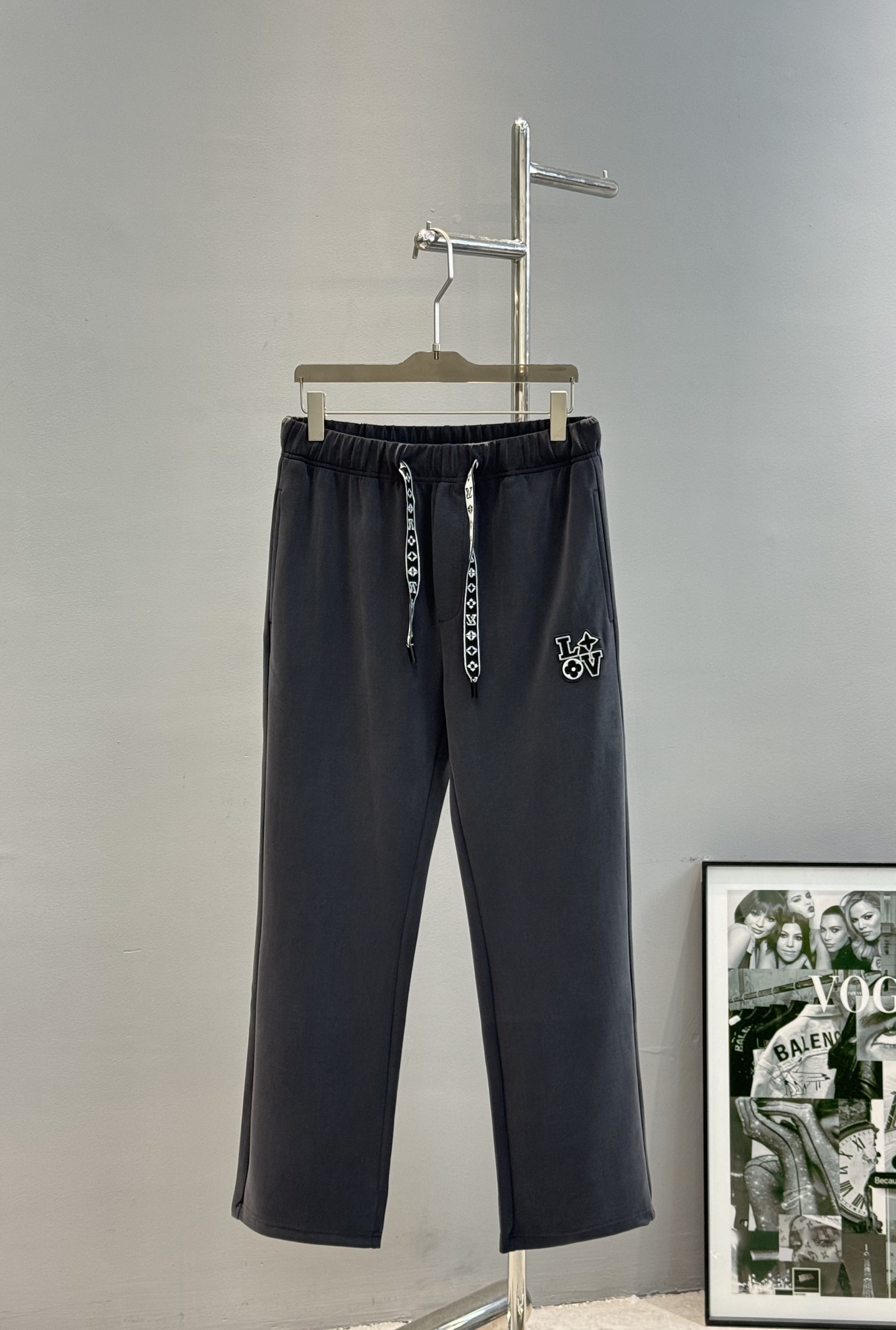 驴牌*25s新款直筒长裤.简单基础又不失奢华的搭配组合.Lv刺绣贴饰点缀. 采用定制铜氨丝空气层混纺面料