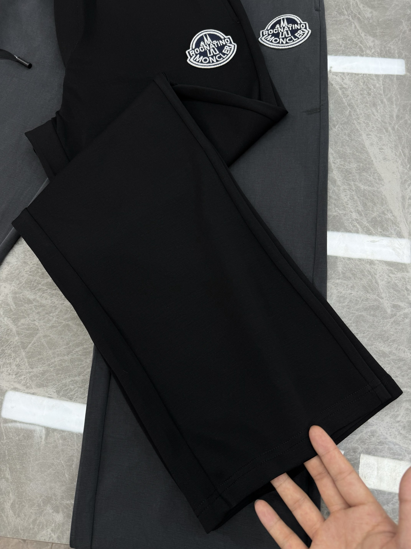 Moncler蒙口25SS新款休闲裤.直筒设计.采用定制铜氨丝空气层混纺面料，抗皱不粘灰抗静电，面料柔软