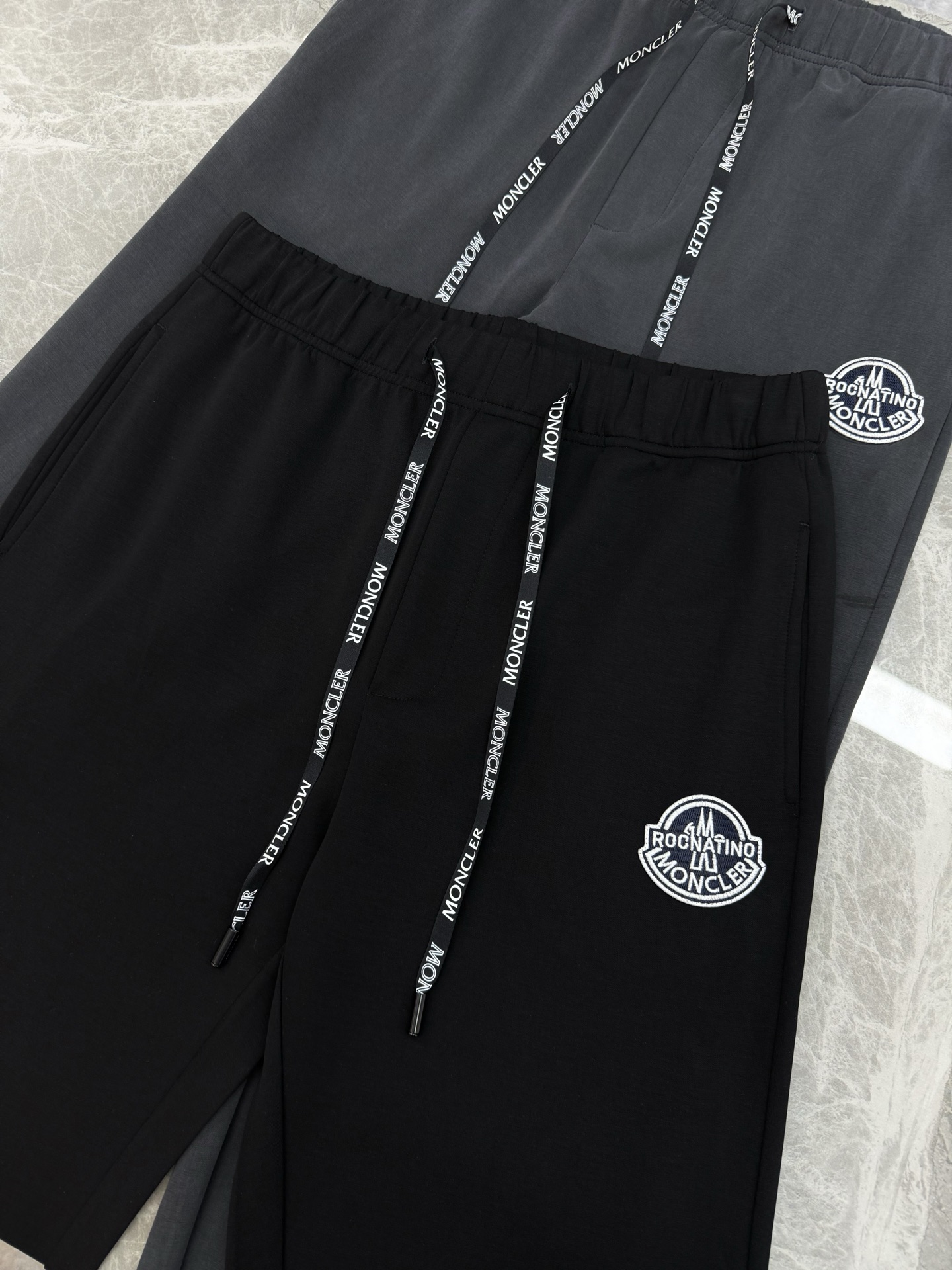 Moncler蒙口25SS新款休闲裤.直筒设计.采用定制铜氨丝空气层混纺面料，抗皱不粘灰抗静电，面料柔软