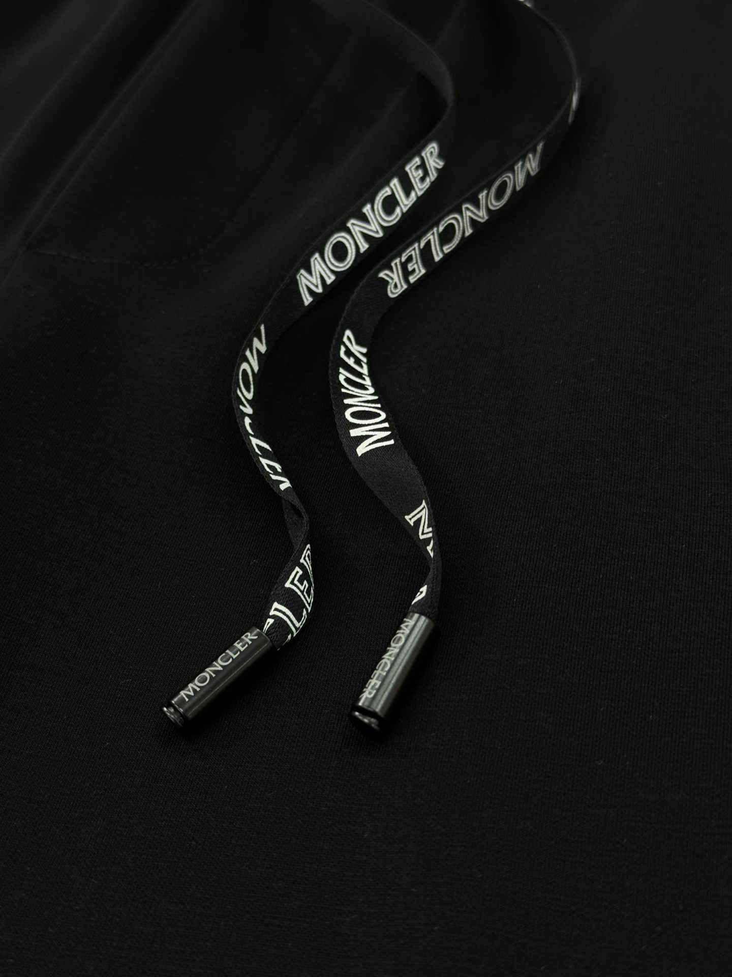 Moncler蒙口25SS新款休闲裤.直筒设计.采用定制铜氨丝空气层混纺面料，抗皱不粘灰抗静电，面料柔软