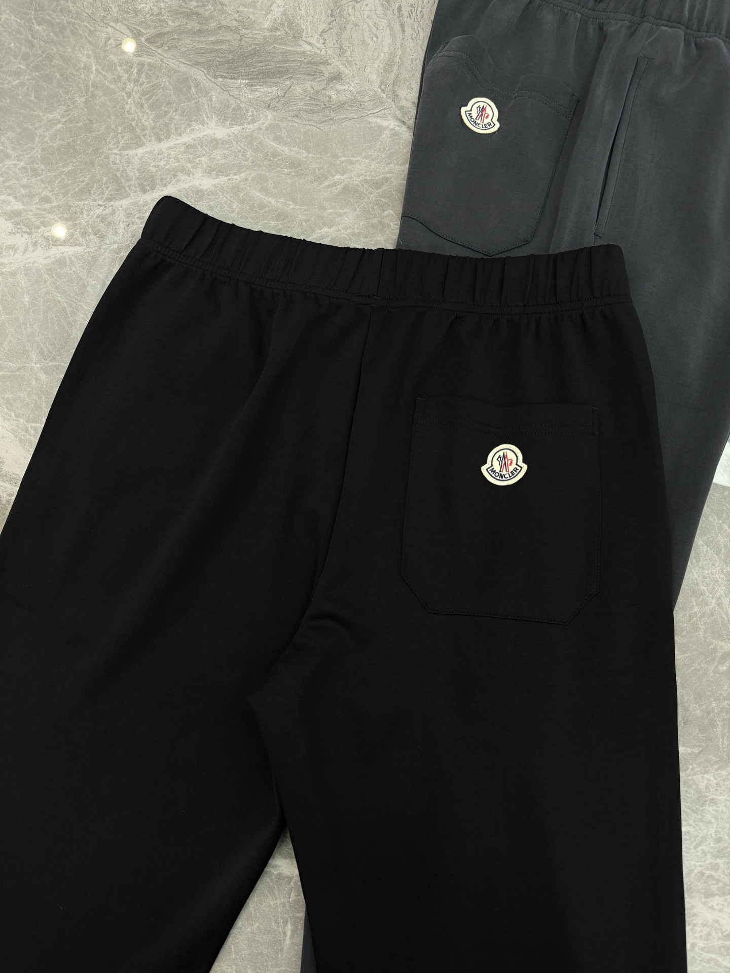 Moncler蒙口25SS新款休闲裤.直筒设计.采用定制铜氨丝空气层混纺面料，抗皱不粘灰抗静电，面料柔软