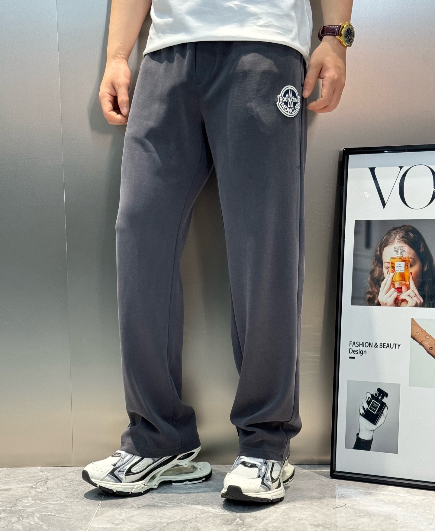 Moncler蒙口25SS新款休闲裤.直筒设计.采用定制铜氨丝空气层混纺面料，抗皱不粘灰抗静电，面料柔软