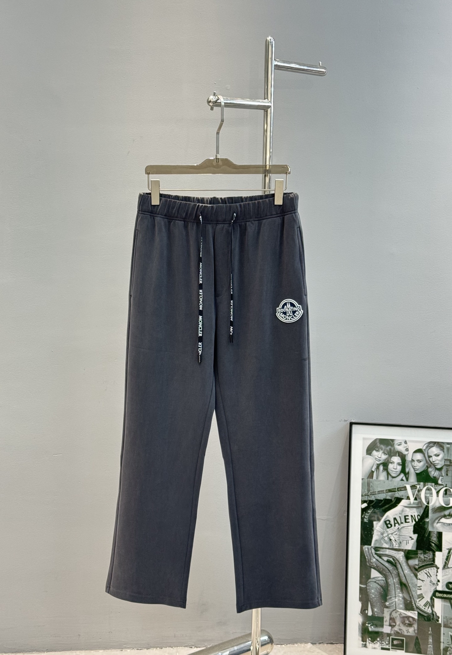 Moncler蒙口25SS新款休闲裤.直筒设计.采用定制铜氨丝空气层混纺面料，抗皱不粘灰抗静电，面料柔软