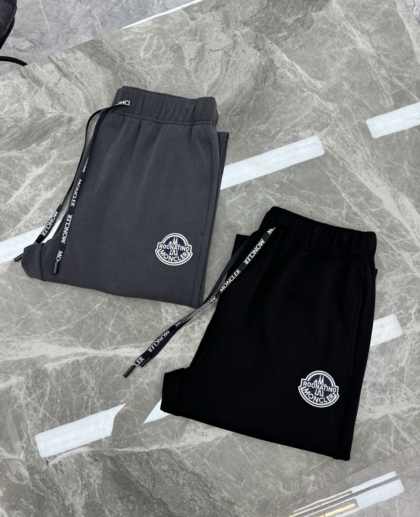 Moncler蒙口25SS新款休闲裤.直筒设计.采用定制铜氨丝空气层混纺面料，抗皱不粘灰抗静电，面料柔软