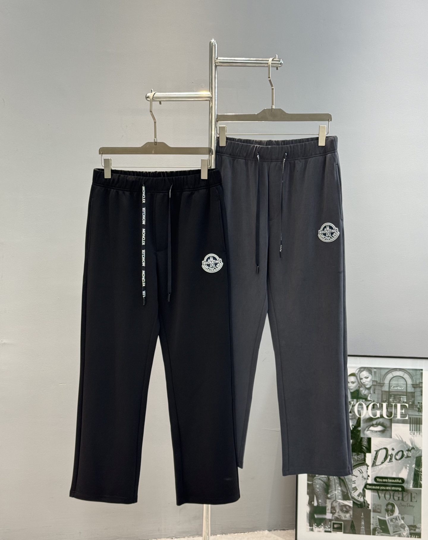 Moncler蒙口25SS新款休闲裤.直筒设计.采用定制铜氨丝空气层混纺面料，抗皱不粘灰抗静电，面料柔软