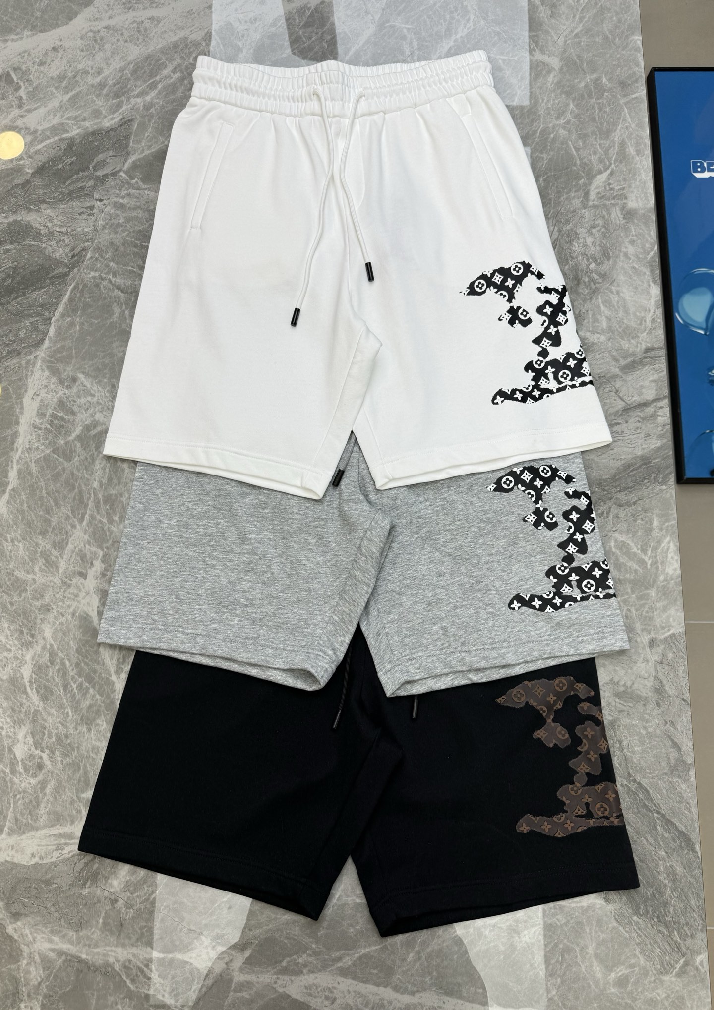 NO:464814,Donkey brand *25S summer couple shorts and cropped pants... The season is super latest. It looks good and wearable. Match. Side-on-the-side brand printing craftsmanship. The trousers are made of 360g pure cotton fabric, which feels soft and delicate. The fabric is soft and comfortable, and the loose style is extremely inclusive. It can be worn in all shapes~ the same style as men and women!  Color black, white, gray. Code number M-3XL/29-36 (/140 jin recommended L), louis vuitton, shorts, alexander wang19860909驴牌*25S夏季情侣短裤五分裤.....当季超级最新.好看实穿 搭配.侧身品牌印花工艺.裤身采用360g纯棉面料打造,手感柔软细腻.面料柔软舒适,宽松的版型.包容性极强,各种身材都可穿～男女同款！颜色黑色.白色.灰色.码数M-3XL/29-36（/140斤建议L）,,louis vuitton,shorts,alexander wang,Men's clothing