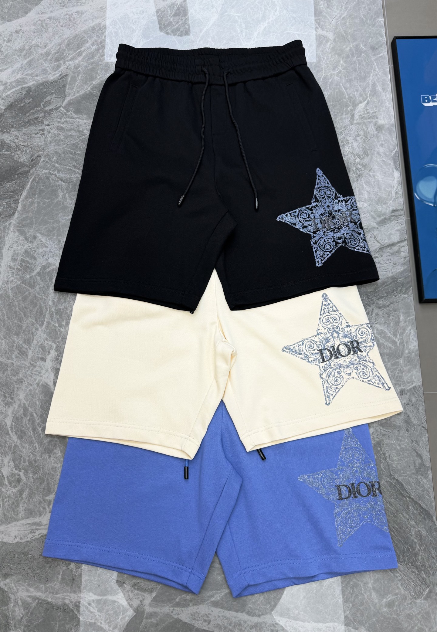 NO:464821,Dio*r Dio 25S summer couple shorts and cropped pants... The season is super latest. It looks good and wearable. Match. Side-on-the-side brand printing craftsmanship. The trousers are made of 360g pure cotton fabric, which feels soft and delicate. The fabric is soft and comfortable, and the loose style is extremely inclusive. It can be worn in all shapes~ the same style as men and women!  Color black, beige, blue, code number M-3XL/29-36 (/140 jin recommended L), dior, shorts, alexander wang19860909Dio*r迪-奥25S夏季情侣短裤五分裤.....当季超级最新.好看实穿 搭配.侧身品牌印花工艺.裤身采用360g纯棉面料打造,手感柔软细腻.面料柔软舒适,宽松的版型.包容性极强,各种身材都可穿～男女同款！颜色黑色.米白.蓝色.码数M-3XL/29-36（/140斤建议L）,,dior,shorts,alexander wang,Men's clothing