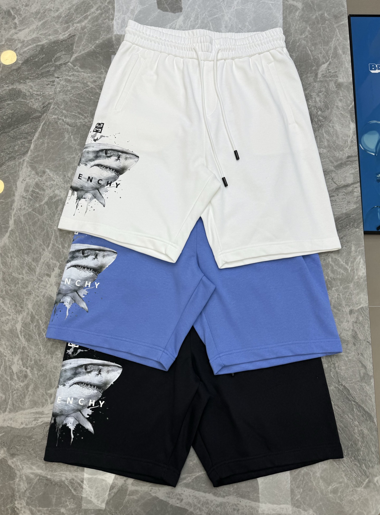 NO:464828,Givench*y Givench-Xi 2025s spring and summer limited shorts are on the shelves, the same style as men and women. The side-facing seamless craftsmanship is adopted. The classic big-headed shark hot painting logo is rich in color. It has a delicate touch feel, and it has a very three-dimensional feeling. The tactile texture effect is excellent. The fabric has 32 double yarns weighing 360 grams of pure cotton. It is super comfortable!  A must-have item for summer!  Color black, beige, blue, code number M-3XL/29-36 (/140 jin recommended L), given, given, given, shorts, alexander wang19860909Givench*y纪梵-希2025s春夏限定款短裤上架,男女同款.侧身无缝工艺.采用3D印花工艺,经典大头鲨烫画标识.色彩丰富.触摸手感细腻,极具立体感,触感肌理效果,效果极佳,面料32支双纱重达360克纯棉.超级舒适！夏季必备单品！颜色黑色.米白.蓝色.码数M-3XL/29-36（/140斤建议L）,,givenchy,givenchy,shorts,alexander wang,Men's clothing