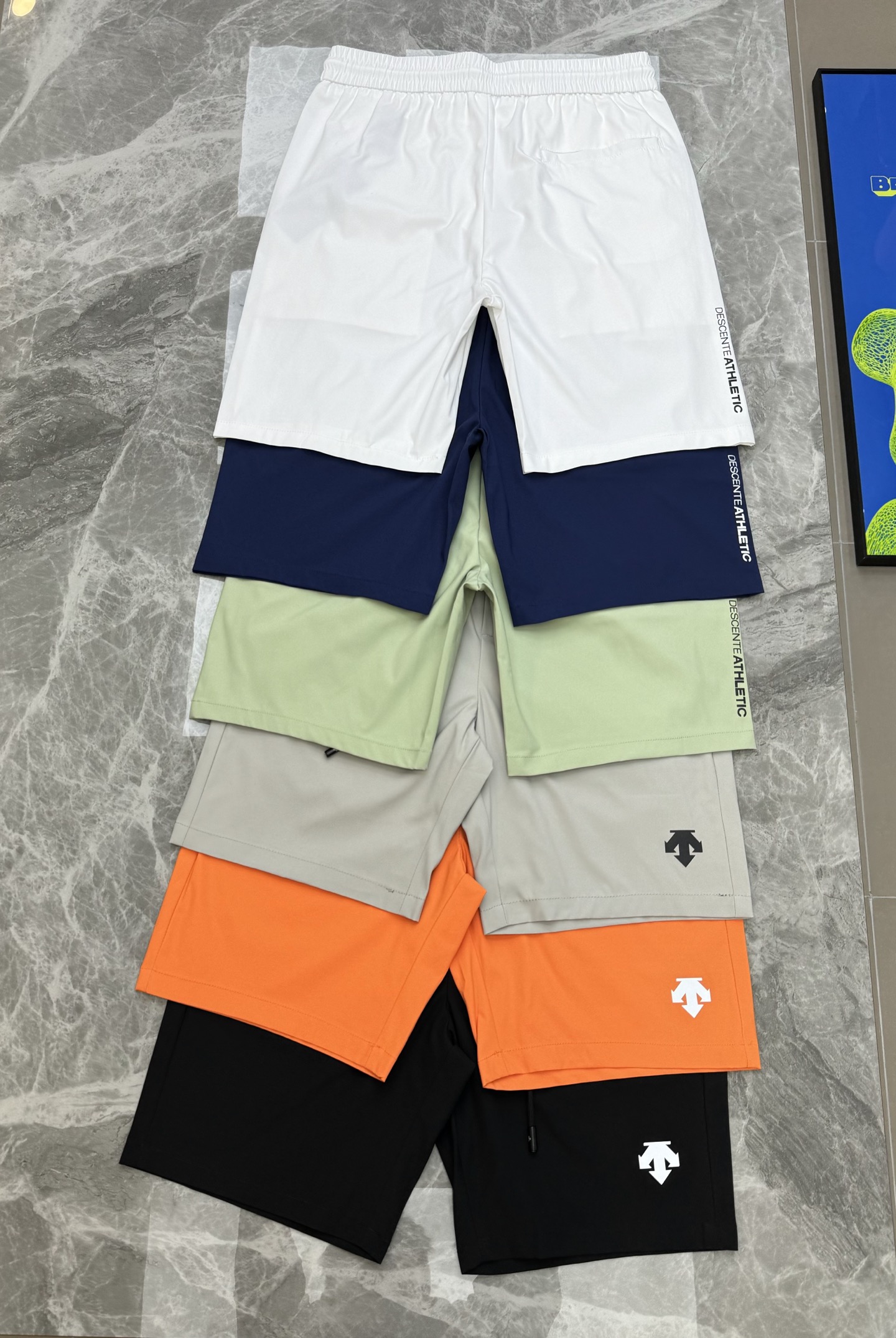 NO:464839,DESCENT 25s new five-point shorts!  Classic brand graphics. Three-dimensional custom glue pressing process. The side legs embellish the brand LoGO logo. Simple and high-end!  High-density ice-like and light fabric on all sides. The upper body is unrestrained, comfortable and breathable. The same style as men and women!  The colors are black, white, gray, orange, green, dark blue, and three are in line!  Code number M-3XL/29-36 (4XL can be customized)/140 jin recommended L, shorts, alexander wang19860909DESCENT*迪桑*特25s新款五分短裤！经典品牌图形.立体定制压胶工艺.侧腿点缀品牌LoGO标识.简单高级！高密冰感四面弹轻薄面料.上身无束缚感,舒适透气.男女同款！颜色黑色.白色.灰色.桔色.绿色.深蓝.三标齐！码数 M-3XL/29-36（4XL可订做）/140斤建议L,,shorts,alexander wang,Men's clothing