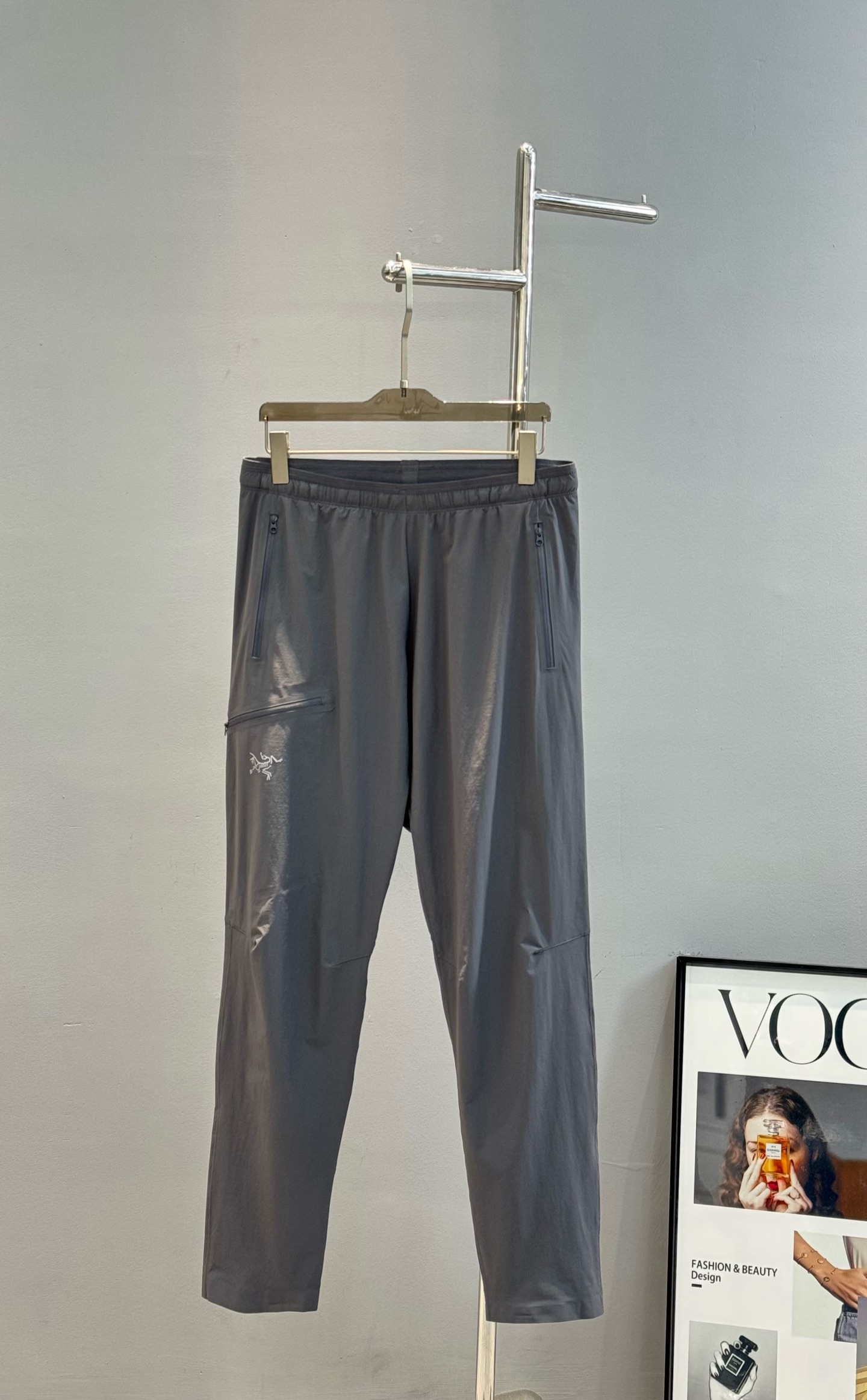 NO:155045,ARC'TERY* Ancestor - Bird 25s Summer Men's Outdoor Sports Leisure Pants!  !  Recommended high-end quality original order!  Incomparable classic, waterproof woven fiber fabric is provided by customer. The details of the trouser body are seamless. The fabric is comfortable and skin-friendly. It is wrinkle-resistant and breathable!  Multifunctional waterproof performance fabric. Basic style of trousers brand letter printed title... Zipper pocket design. The waist is elastic and comfortable. There is drawstring inside. Modern and classic urban benchmark renewal image!  Color black, green, gray, code number M-3XL (175/140 jin recommended L), alexander wang19860909ARC'TERY*始祖-鸟25s夏季男士户外运动休闲裤！！高端品质原单推荐！无比经典,客供防水梭织纤维面料.裤身细节采用无缝工艺.面料手舒畅亲肤.抗皱兼具透气性！多功能防水性能面料.裤身基础款品牌字母印花标题…拉锁口袋设计.腰头松紧设计舒适无比.内有抽绳.现代经典的都市标杆焕新形象！颜色黑色.绿色.灰色.码数M-3XL（175/140斤建议L）,,alexander wang,Men's clothing