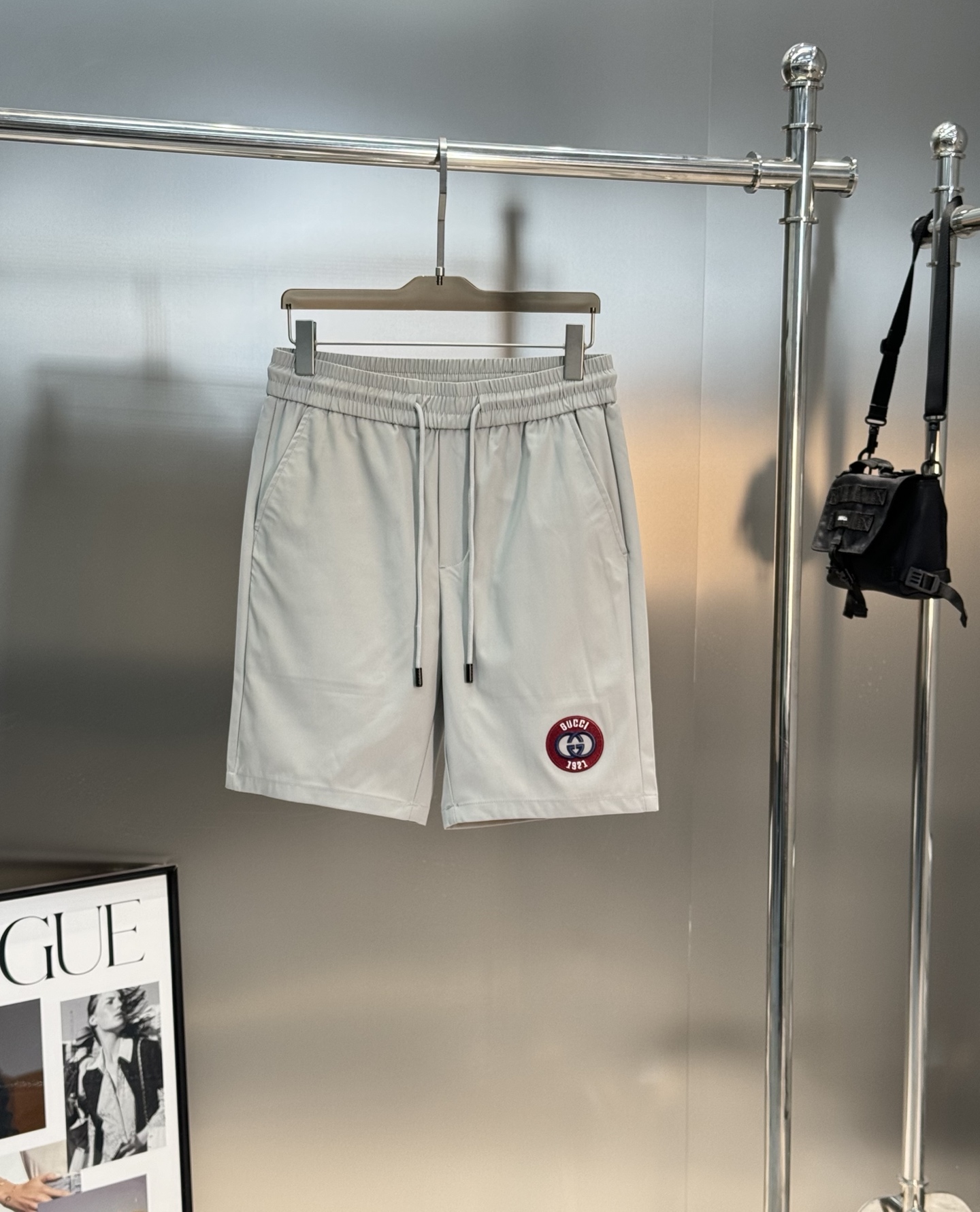 NO:155069,Gucc* Guqi 25s new five-point shorts!  Recommended solid color!  Ice and comfortable. Brand LoGO three-dimensional printed letter logo. Classic GG embroidery. The trousers are made of high-density ice-like and light fabrics on all sides. The upper body is unrestrained, comfortable and breathable. The original hardware is matched. The three-marks are all!  The same style for men and women!  Color black, white, gray, code number M-3XL/29-36 (4XL can be customized) 175/140 jin recommended L, gucci, shorts, alexander wang19860909Gucc*古齐25s新款五分短裤！纯色系推荐！冰爽舒适.品牌LoGO立体印花字母标识.经典GG绣花.裤身采用高密冰感四面弹轻薄面料.上身无束缚感,舒适透气.原版五金搭配.三标齐！男女同款！颜色黑色.白色.灰色.码数 M-3XL/29-36（4XL可订做）175/140斤建议L,,gucci,shorts,alexander wang,Men's clothing