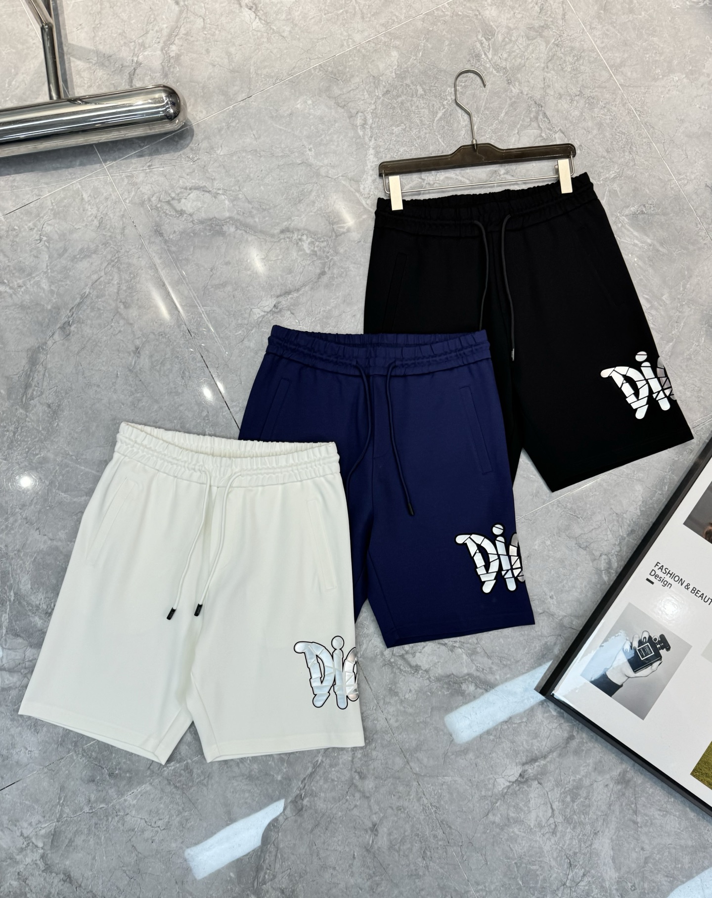 NO:522856,Short Sleeves, Shorts Dior 25s Summer New Five-Score Shorts!  It can be matched with T-shirts in full set. Recommended hot products!  The perfect DiOR letter burst printing design on the side is perfectly enriched everyone's visual sense!  Fashionable and beautiful!  The regular version has a great effect!  And it has super breathable performance!  A must-have item in men's wardrobe. Three-standard and high-end brocade cotton air-layer fabric. Comfortable and soft, quite wide and stylish!  Color white, black, dark blue, code number M-3XL/29-36 (S and 4Xl can be customized)/140 jin recommended L, dior, dior, shorts, T-shirt, tees, t-shirt, alexander wang19860909短袖,短裤 Dior迪奥25s夏季新款五分短裤！可配套T恤成套搭配.爆款推荐！侧身完美DiOR字母爆裂感印花设计,完美的丰富大家的视觉感！时尚又好看！常规版型效果超赞！而且透气性能超强！男士衣橱里必备的单品.三标齐.高端锦棉空气层面料.舒适柔软.挺阔有型！颜色白色.黑色.深蓝.码数M-3XL/29-36（S和4Xl可订做）/140斤建议L,,dior,dior,shorts,T-shirt,tees，t-shirt,alexander wang,Men's clothing