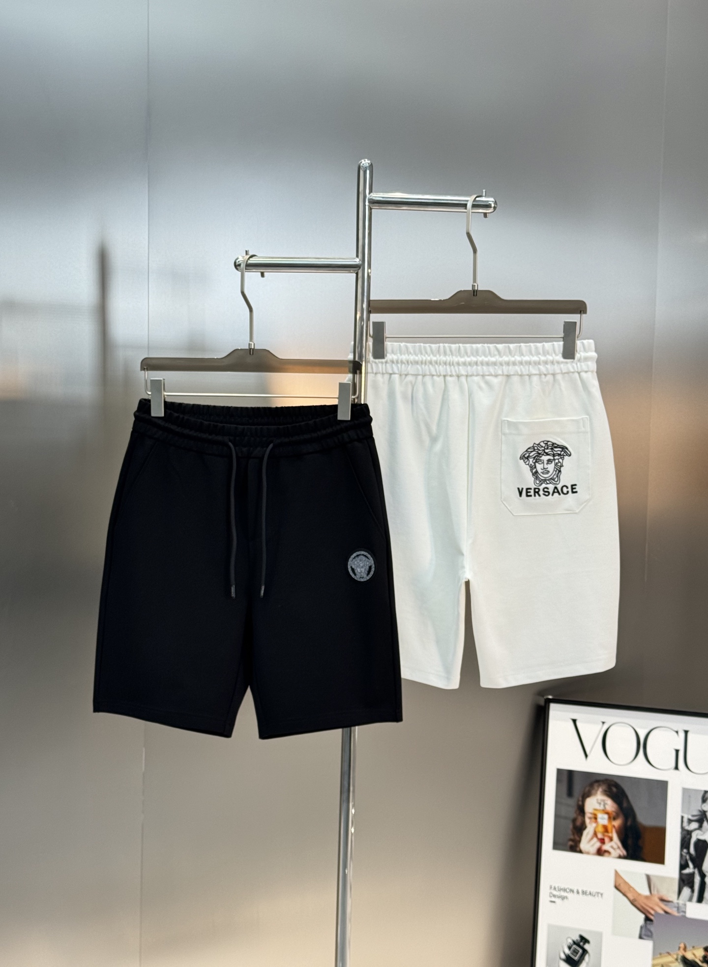 NO:522857,Shorts Versac* Medusa 25s summer new five-point shorts!  Recommended hot products!  Perfect versace is matched with Medosa graphic three-dimensional flocking design and rear pocket embroidery craftsmanship. It perfectly enriches everyone's visual sense!  Fashionable and beautiful!  The regular version has a great effect!  And it has super breathable performance!  A must-have item in men's wardrobe. Three-standard and high-end brocade cotton air-layer fabric. Comfortable and soft, quite wide and stylish!  Color white. Black. Number of code M-3XL/29-36 (S and 4Xl can be customized)/140 jin recommended L, versace, mido, shorts, alexander wang19860909短裤 Versac*美杜莎25s夏季新款五分短裤！爆款推荐！完美versace搭配美度莎图形立体植绒设计,后口袋刺绣工艺.完美的丰富大家的视觉感！时尚又好看！常规版型效果超赞！而且透气性能超强！男士衣橱里必备的单品.三标齐.高端锦棉空气层面料.舒适柔软.挺阔有型！颜色白色.黑色.码数M-3XL/29-36（S和4Xl可订做）/140斤建议L,,versace,mido,shorts,alexander wang,Men's clothing