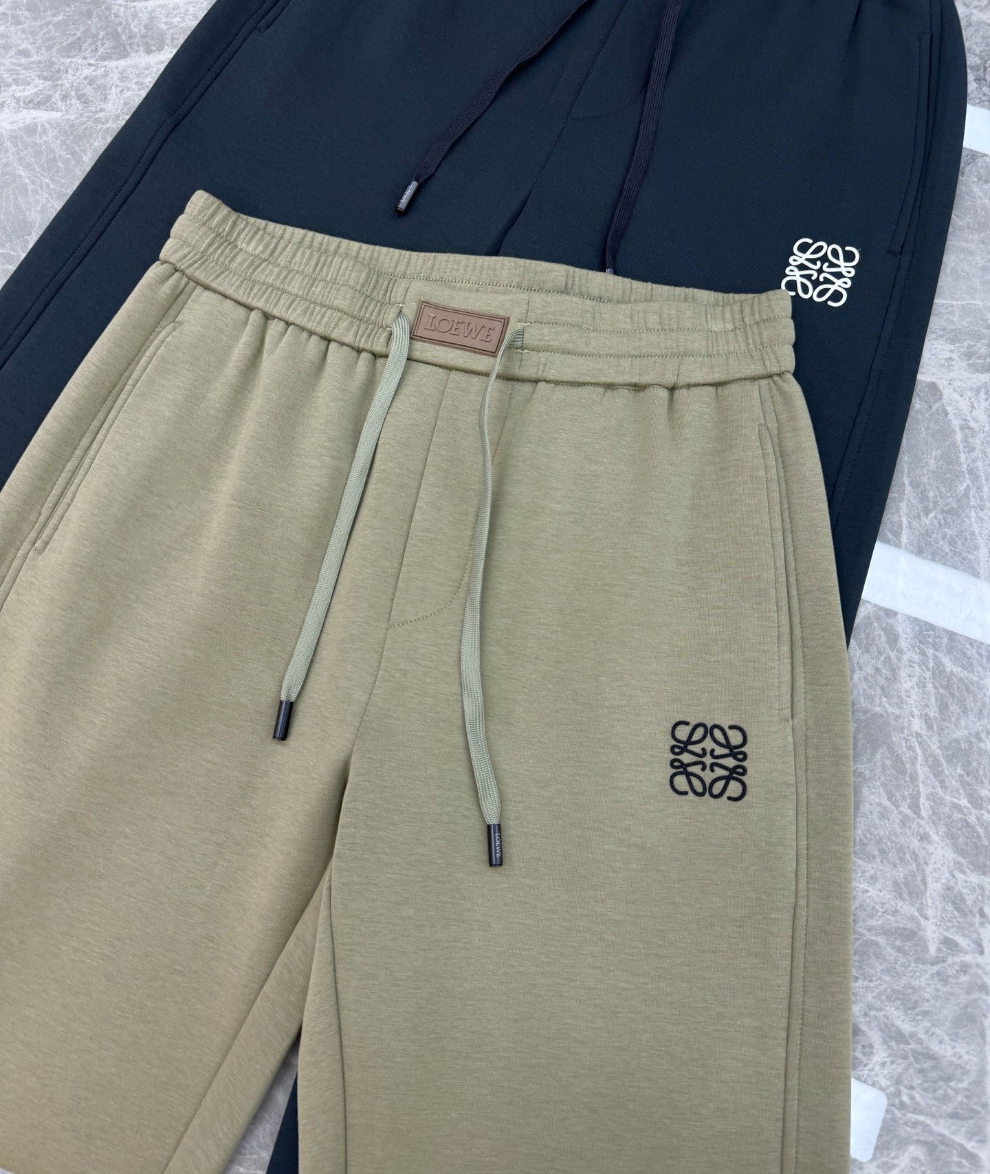Loewe’s New Straight-Cracker Pants: Stylish Design for Versatile Wear, Multiple Colors Available. - 图片 3