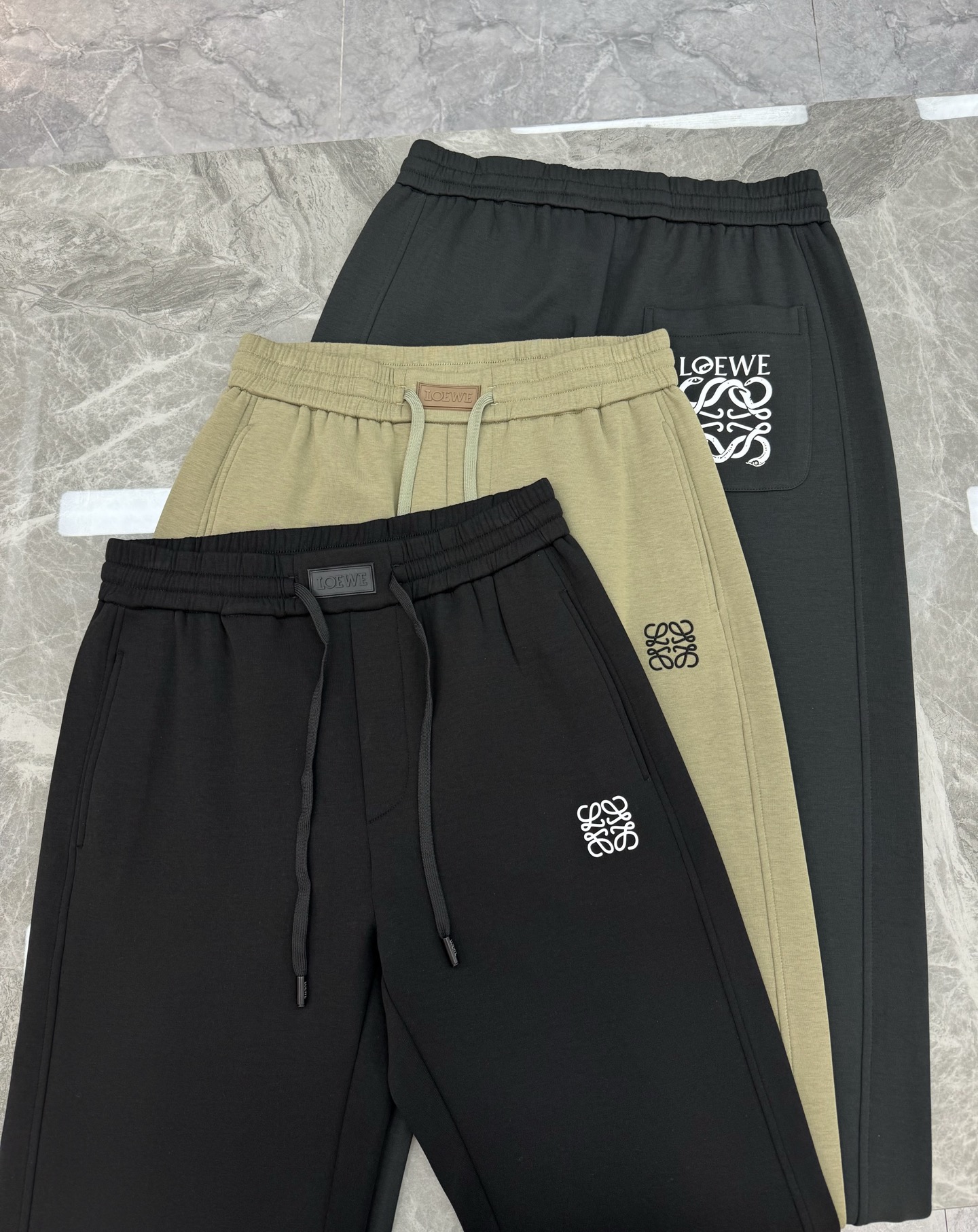 Loewe Straight-Cracker Pants: Stylish Design, Versatile Wear, Tailored Fit, Multiple Colors. - 图片 4