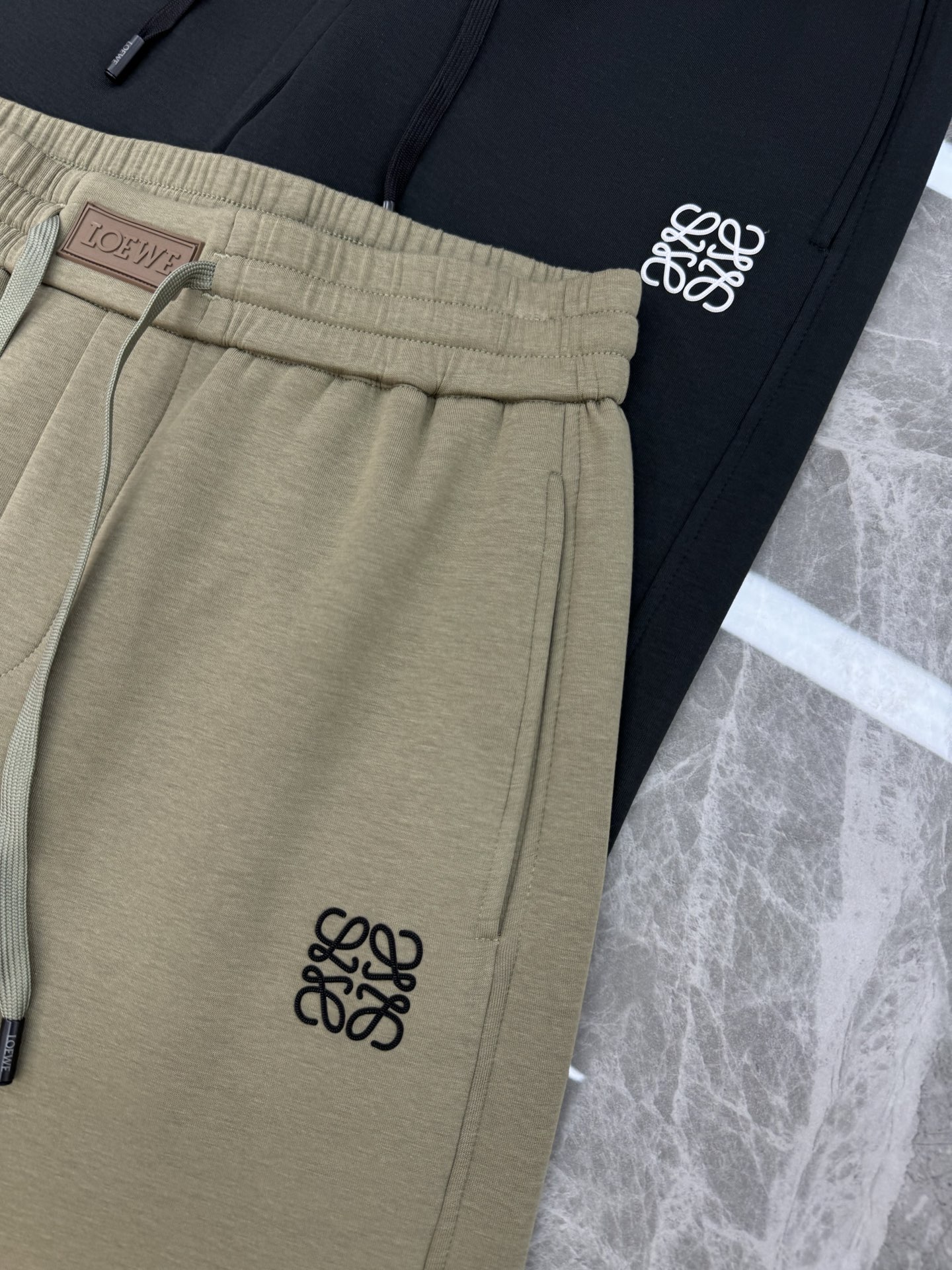Loewe’s New Straight-Cracker Pants: Stylish Design for Versatile Wear, Multiple Colors Available. - 图片 4