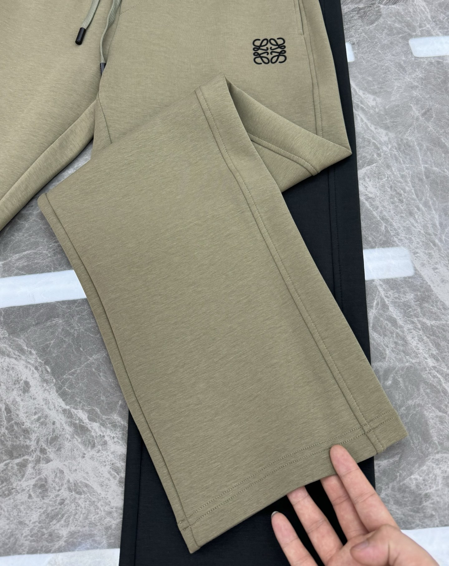 Loewe’s New Straight-Cracker Pants: Stylish Design for Versatile Wear, Multiple Colors Available. - 图片 7