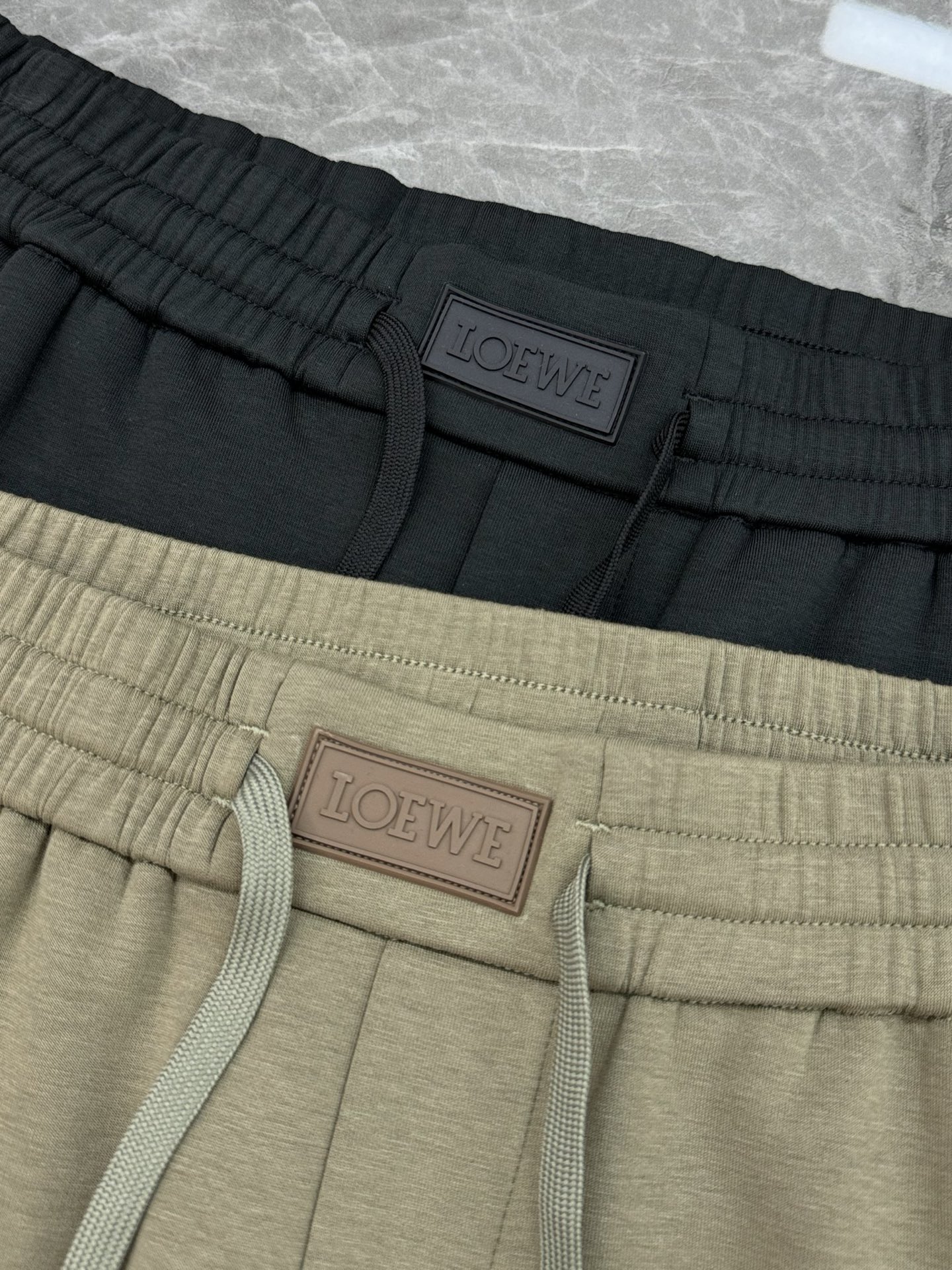 Loewe’s New Straight-Cracker Pants: Stylish Design for Versatile Wear, Multiple Colors Available. - 图片 5