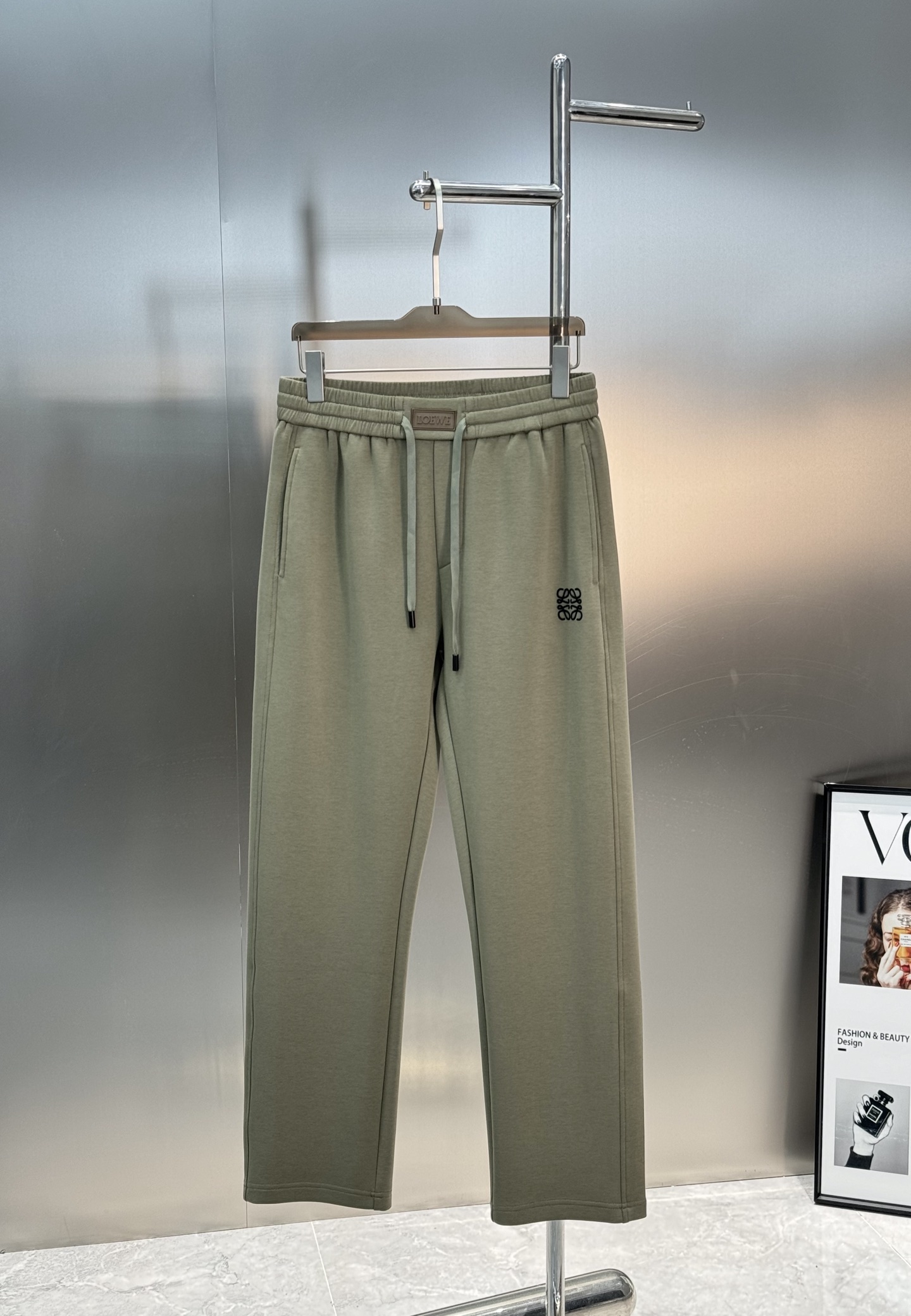 Loewe’s New Straight-Cracker Pants: Stylish Design for Versatile Wear, Multiple Colors Available. - 图片 2