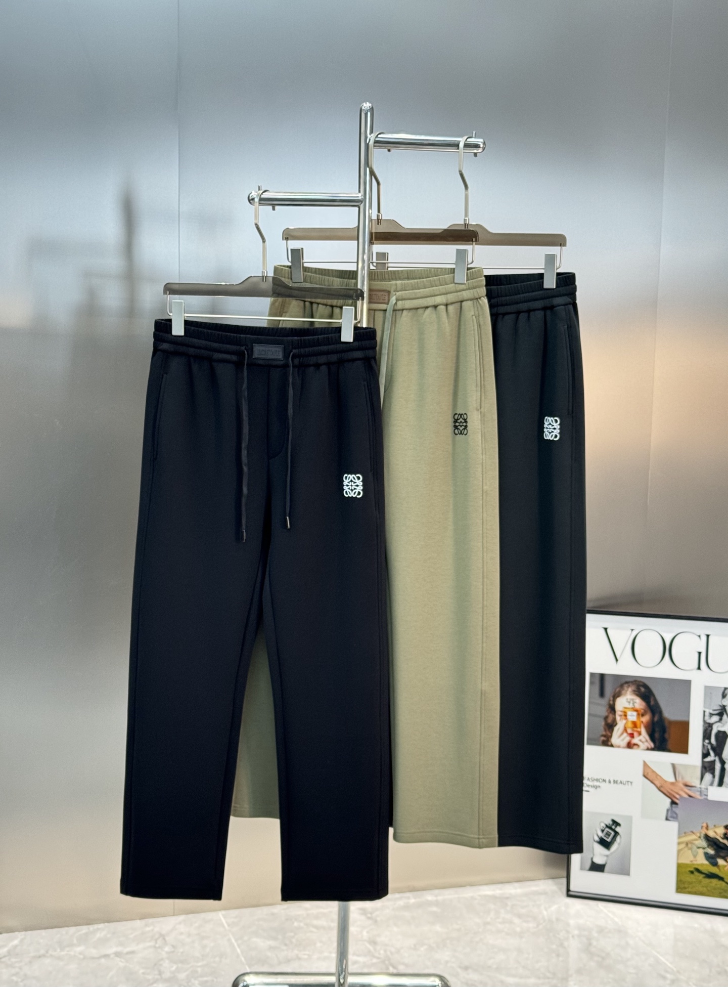 Loewe Straight-Cracker Pants: Stylish Design, Versatile Wear, Tailored Fit, Multiple Colors. - 图片 2