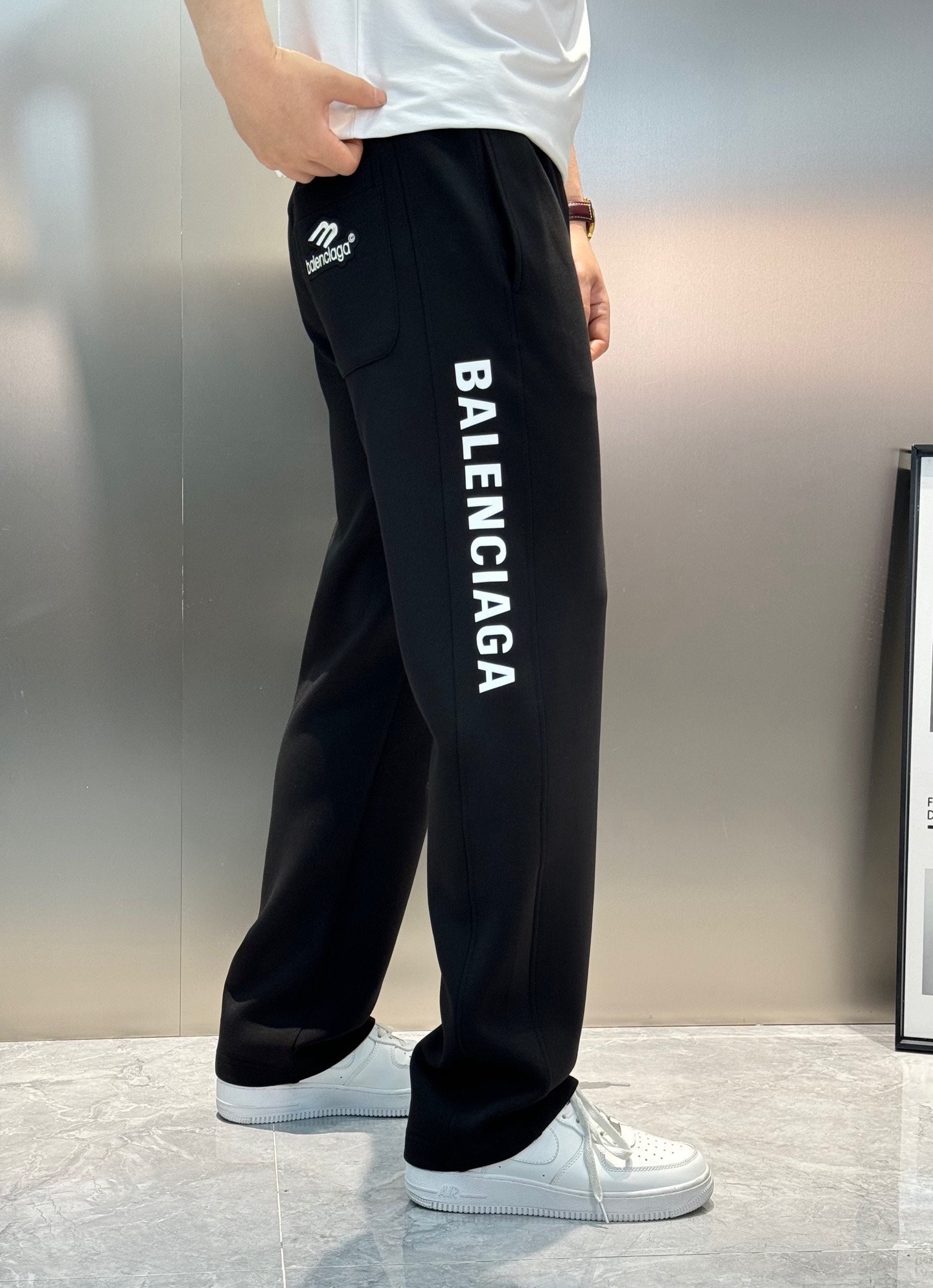 Balenciag*a巴黎25s新款休闲裤.直筒设计.运动休闲随意搭配.采用2025新款棉莫面料，亲肤舒