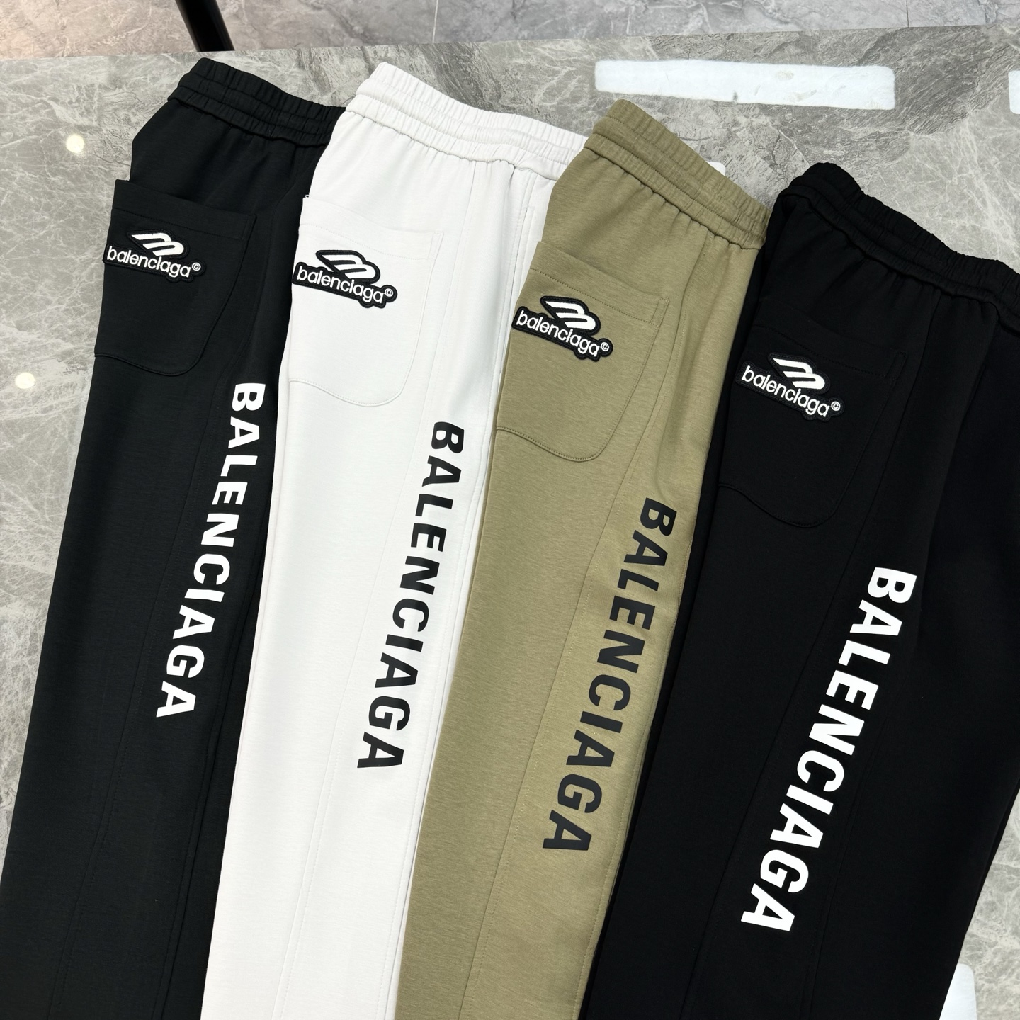 Balenciag*a巴黎25s新款休闲裤.直筒设计.运动休闲随意搭配.采用2025新款棉莫面料，亲肤舒