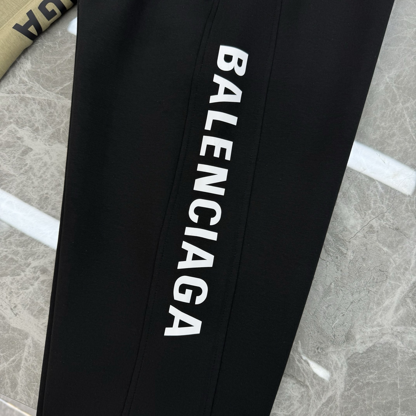 Balenciag*a巴黎25s新款休闲裤.直筒设计.运动休闲随意搭配.采用2025新款棉莫面料，亲肤舒
