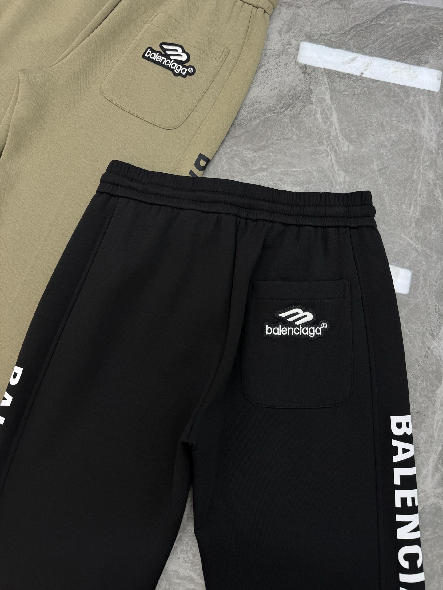 Balenciag*a巴黎25s新款休闲裤.直筒设计.运动休闲随意搭配.采用2025新款棉莫面料，亲肤舒
