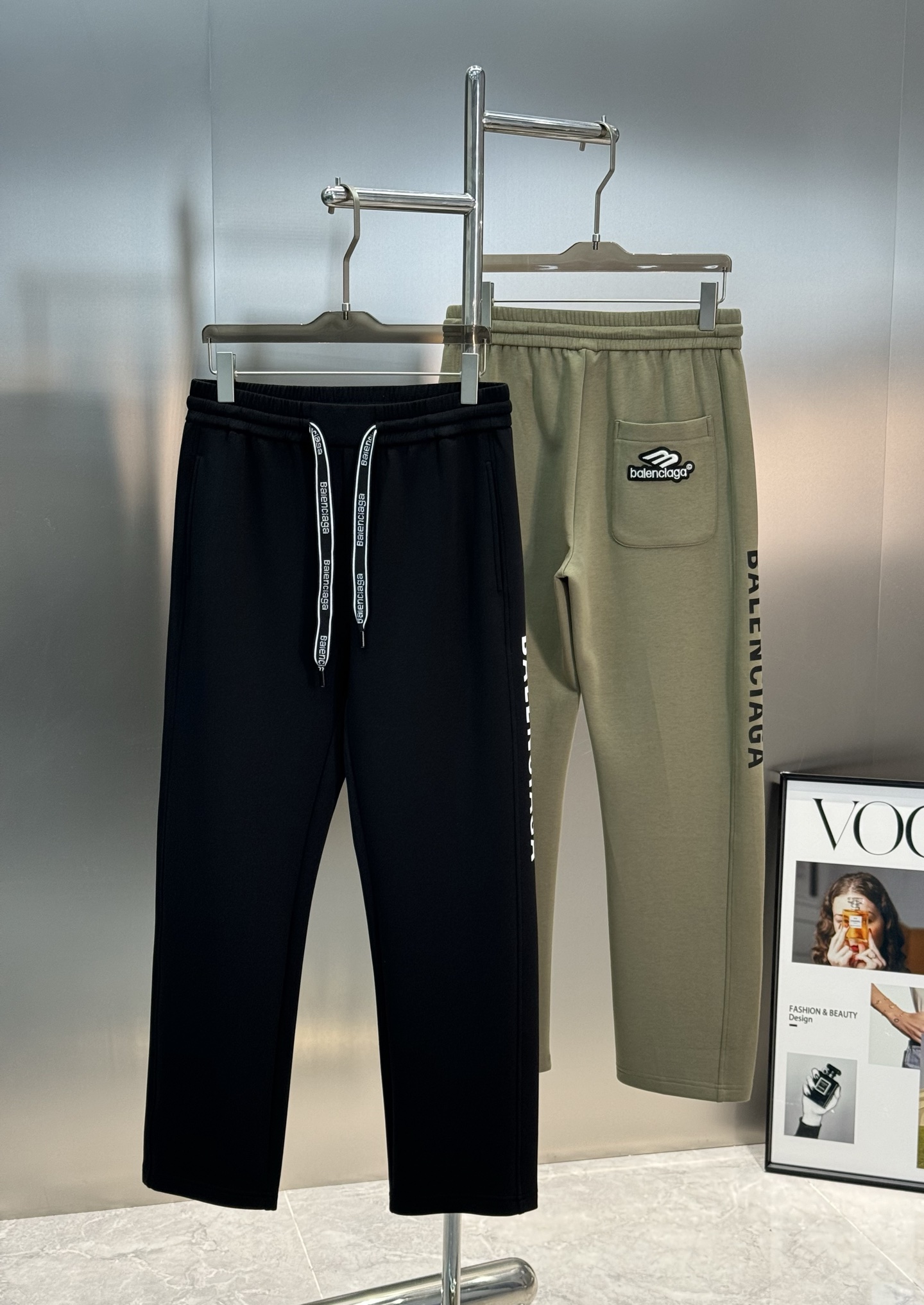 Balenciag*a巴黎25s新款休闲裤.直筒设计.运动休闲随意搭配.采用2025新款棉莫面料，亲肤舒