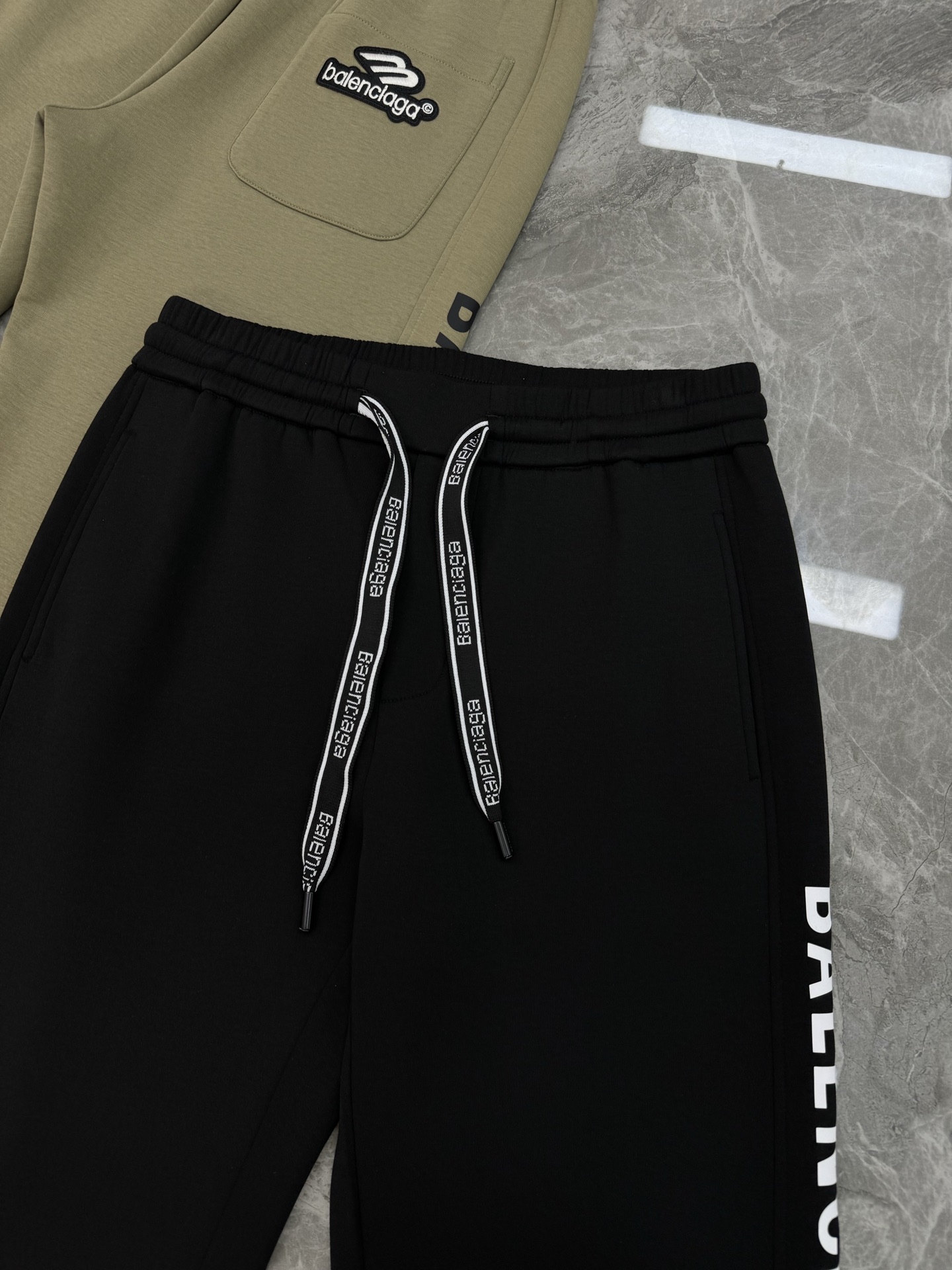 Balenciag*a巴黎25s新款休闲裤.直筒设计.运动休闲随意搭配.采用2025新款棉莫面料，亲肤舒