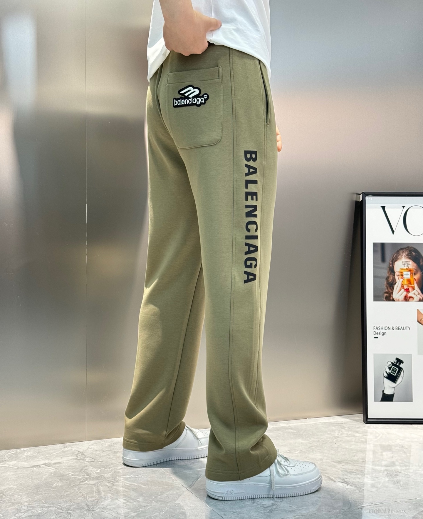 Balenciag*a巴黎25s新款休闲裤.直筒设计.运动休闲随意搭配.采用2025新款棉莫面料，亲肤舒