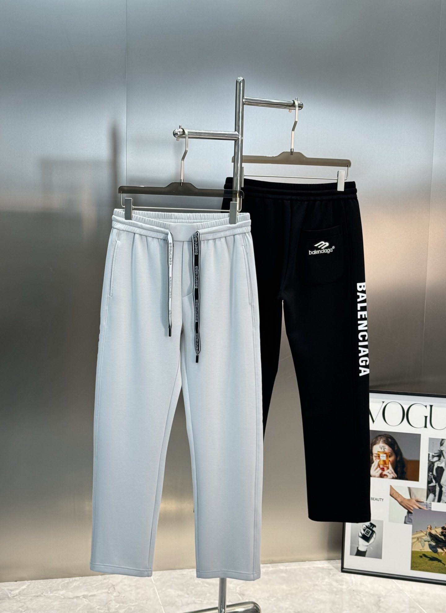 Balenciag*a巴黎25s新款休闲裤.直筒设计.运动休闲随意搭配.采用2025新款棉莫面料，亲肤舒