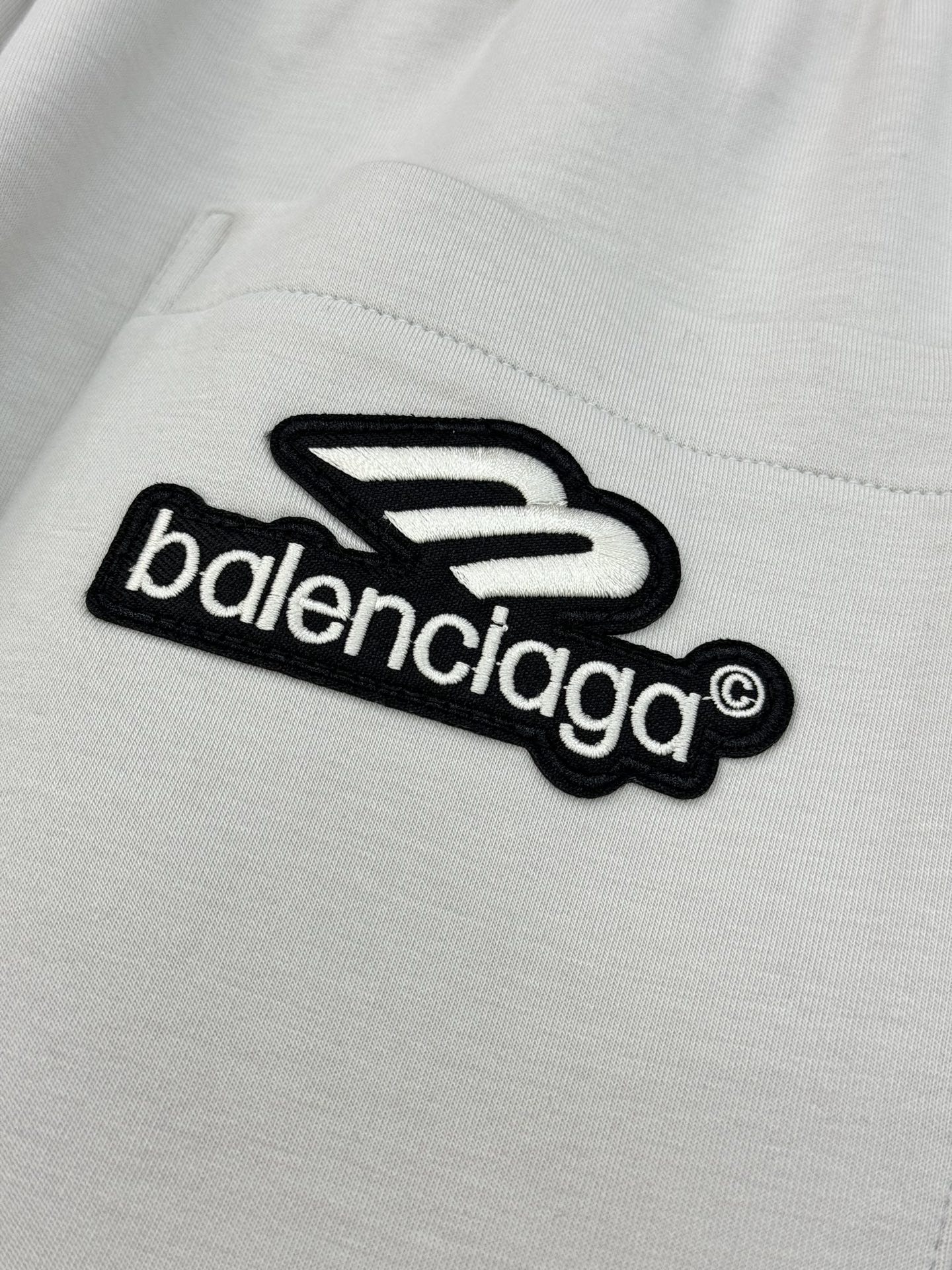Balenciag*a巴黎25s新款休闲裤.直筒设计.运动休闲随意搭配.采用2025新款棉莫面料，亲肤舒