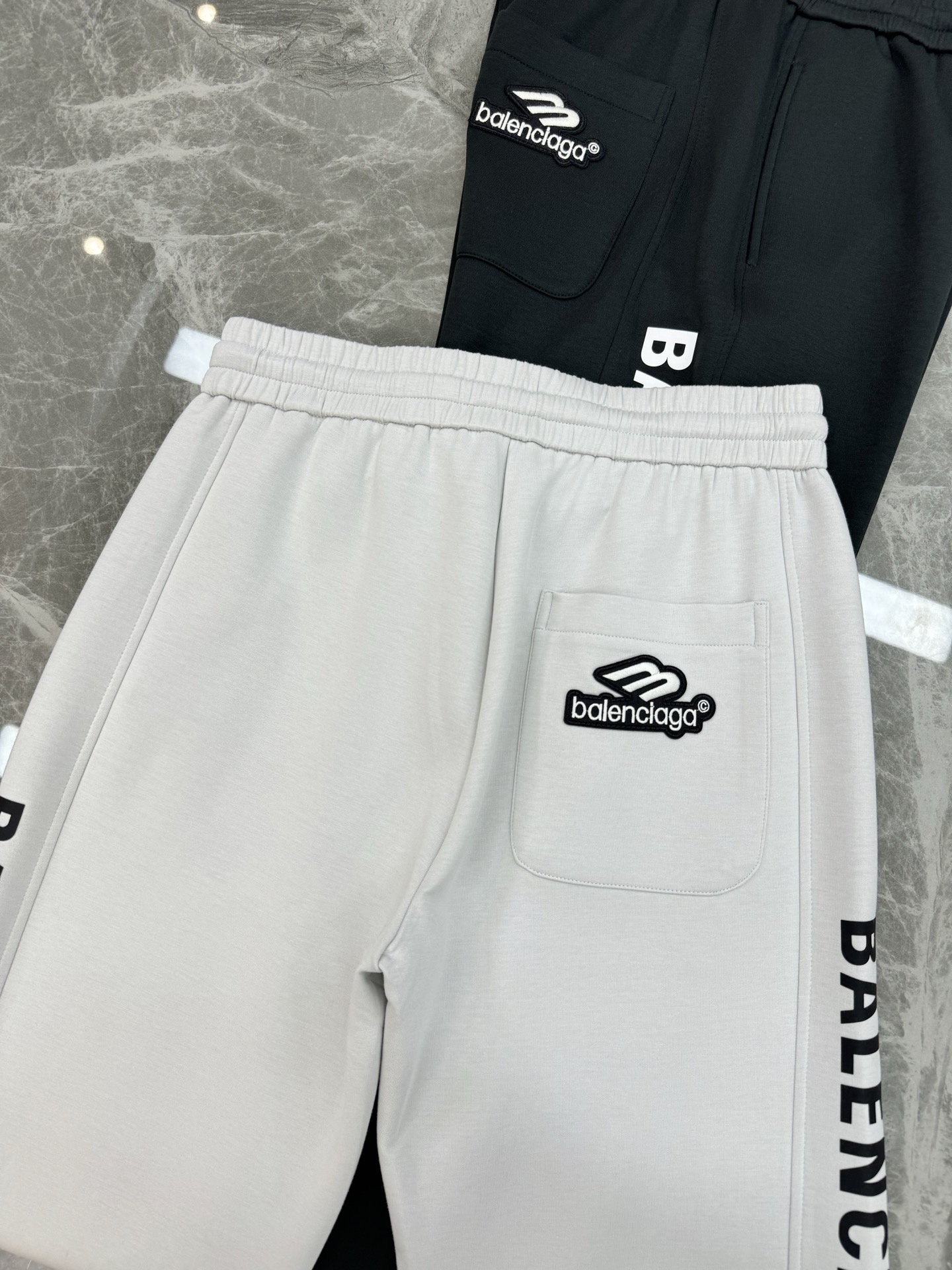 Balenciag*a巴黎25s新款休闲裤.直筒设计.运动休闲随意搭配.采用2025新款棉莫面料，亲肤舒